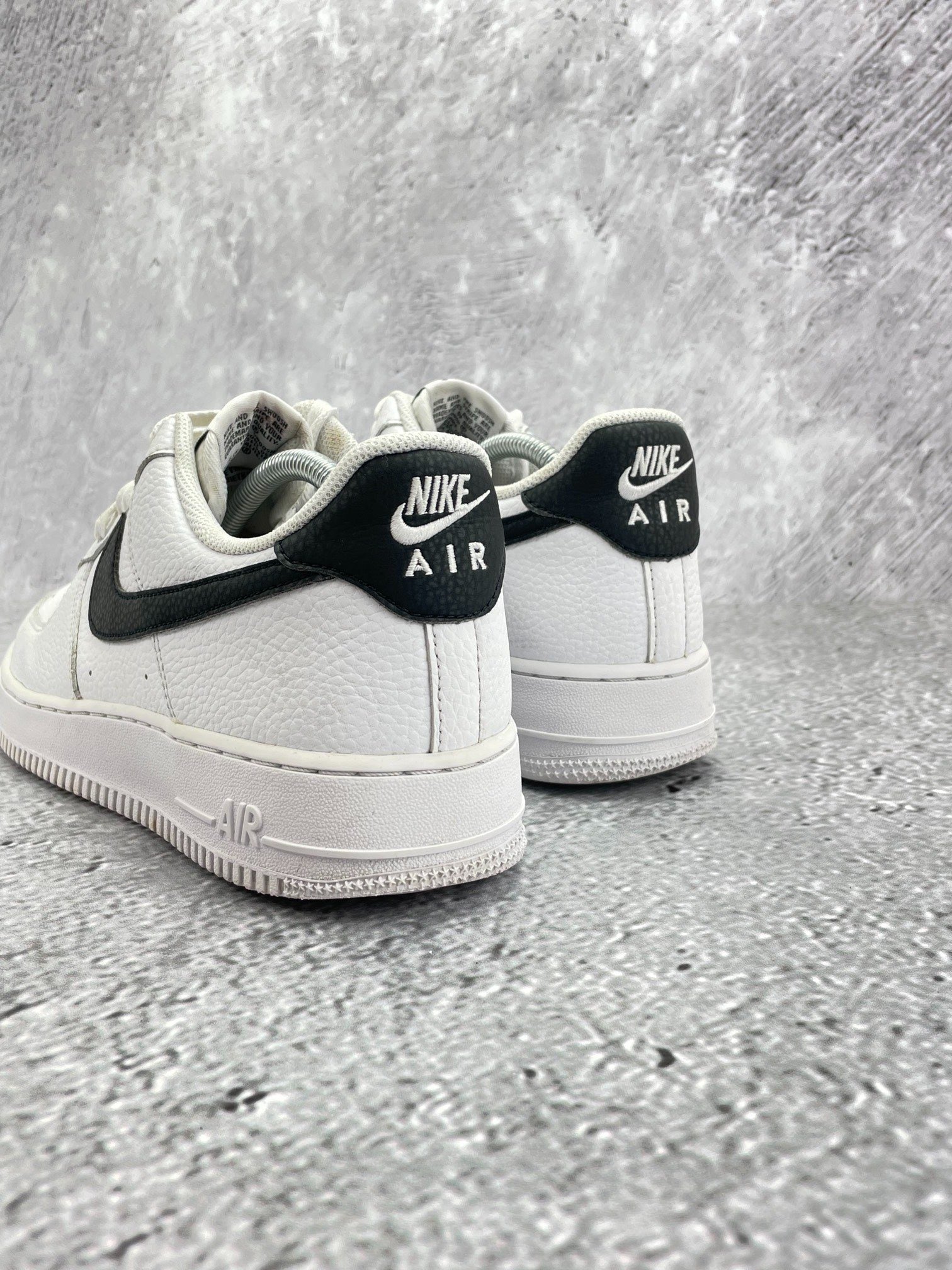 Nike Air Force 1 Low White/Black — buty sportowe męskie w bardzo dobrym stanie rozmiar 44, podeszwa