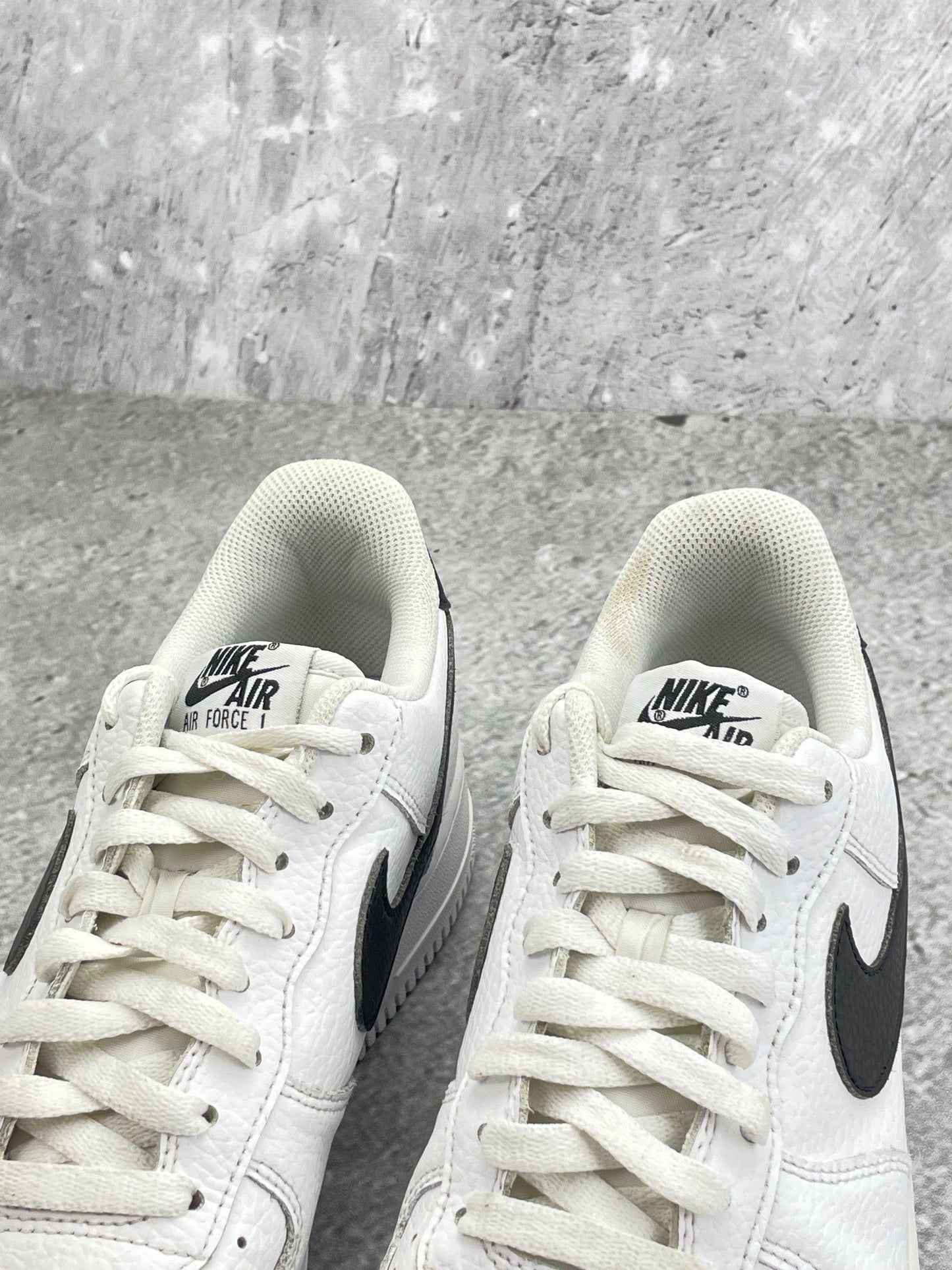 Nike Air Force 1 Low White/Black — buty sportowe męskie w bardzo dobrym stanie rozmiar 44, zapiętki butów