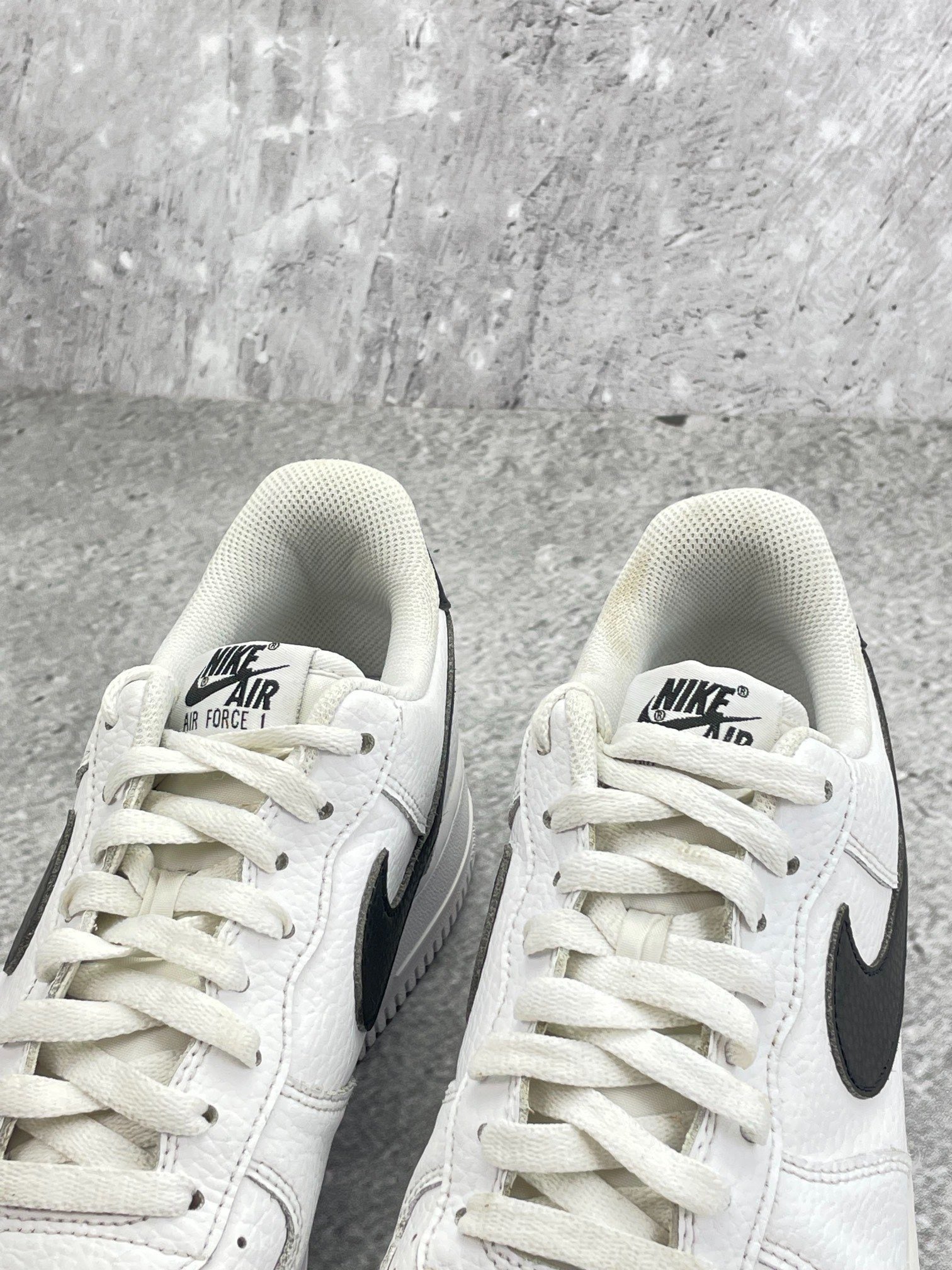 Nike Air Force 1 Low White/Black — buty sportowe męskie w bardzo dobrym stanie rozmiar 44, zapiętki butów