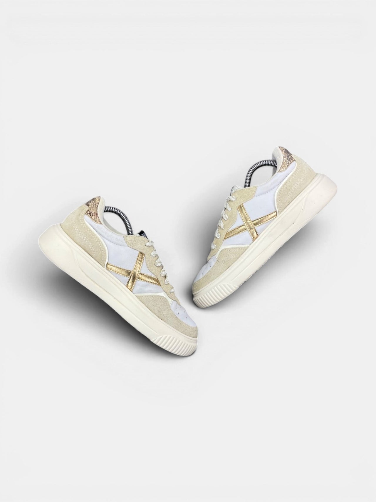 Munich Sneakers — buty sportowe damskie w bardzo dobrym stanie rozmiar 37, zewnętrzny panel prawego buta