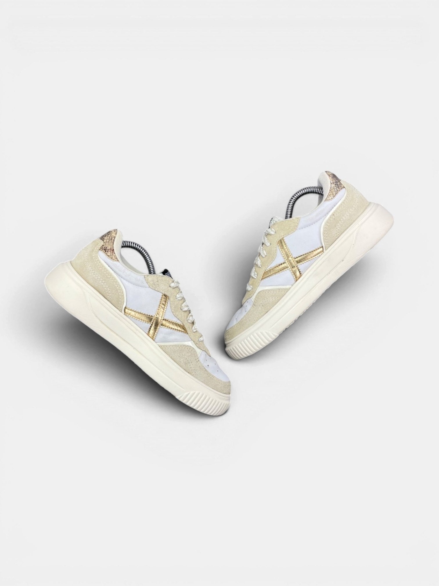 Munich Sneakers — buty sportowe damskie w bardzo dobrym stanie rozmiar 37, zewnętrzny panel prawego buta