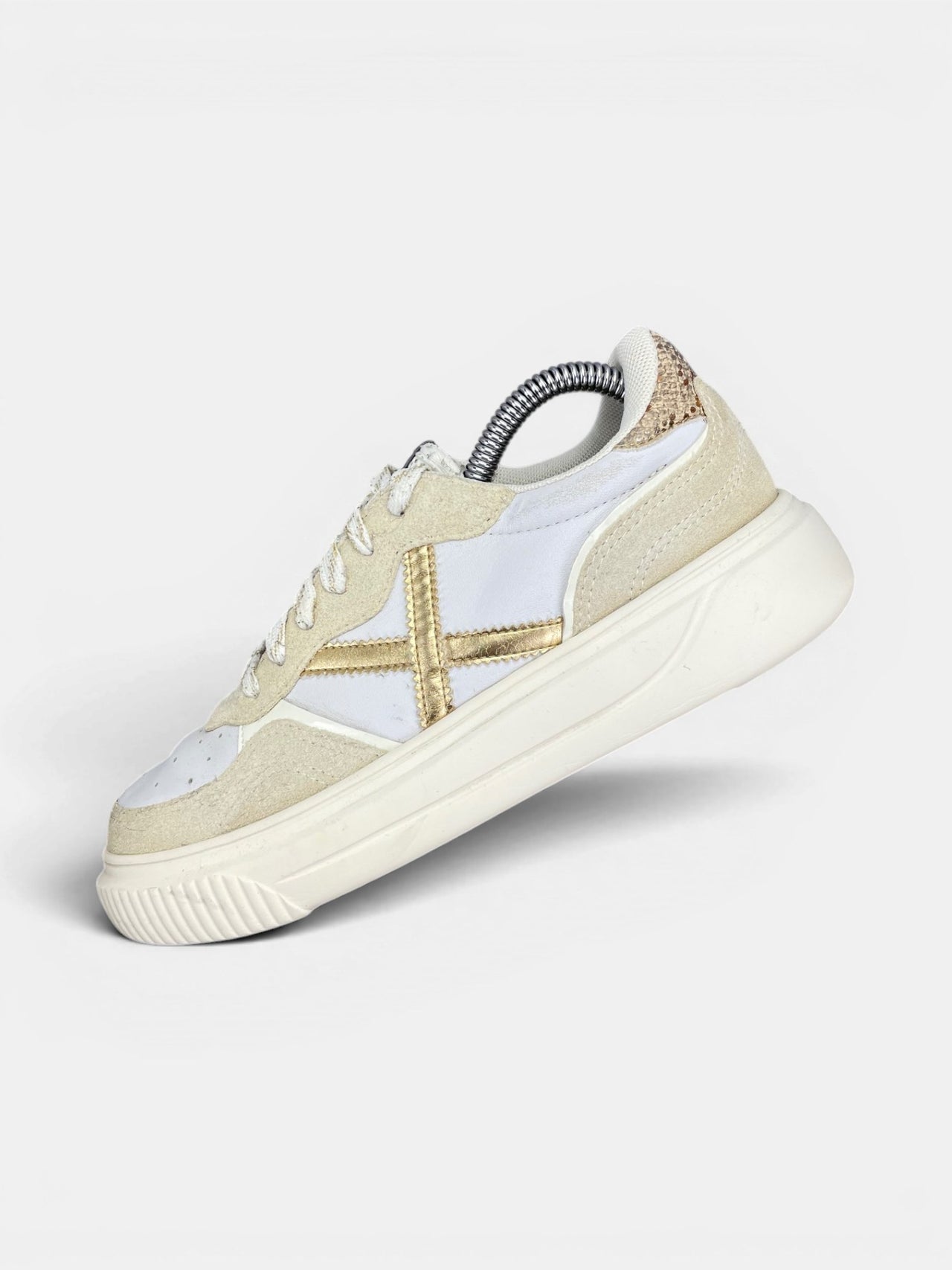 Munich Sneakers — buty sportowe damskie w bardzo dobrym stanie rozmiar 37, widok z góry na wewnętrzną stronę butów