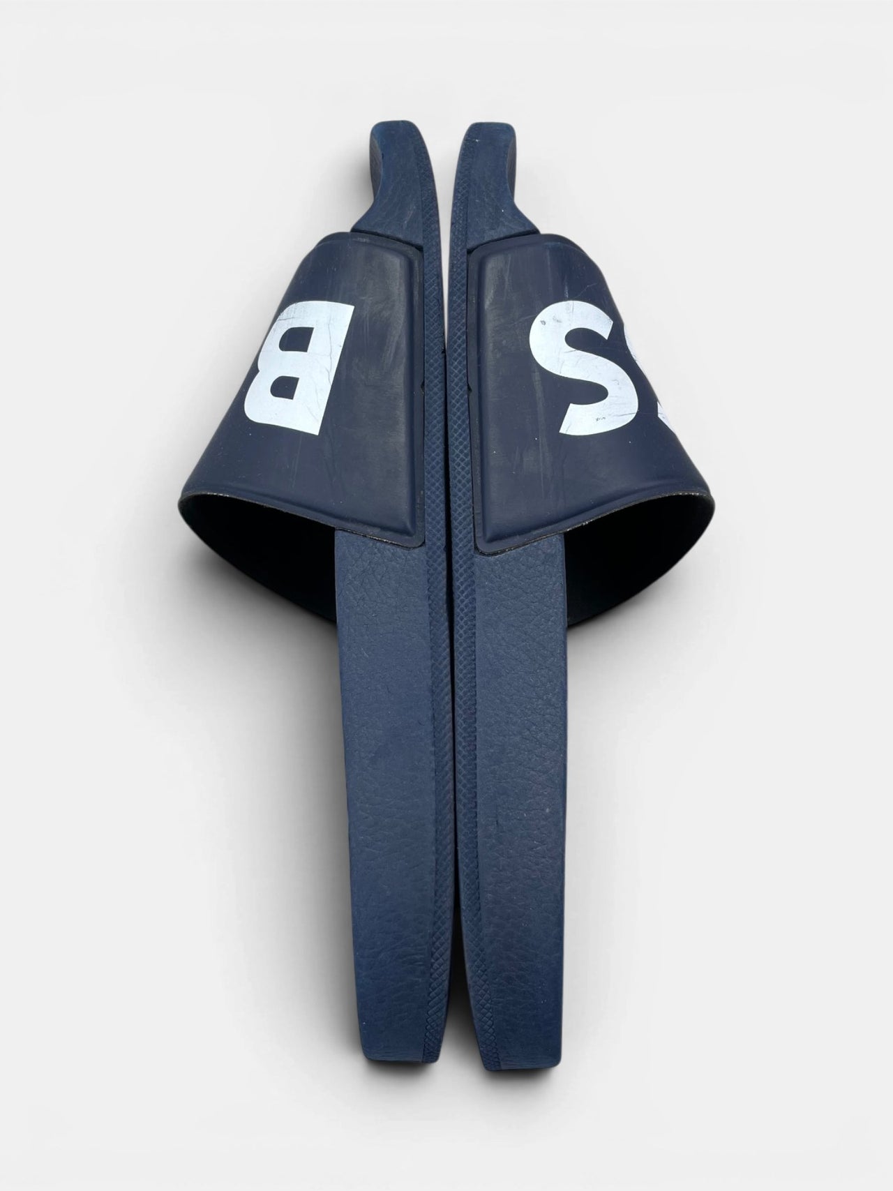 Hugo Boss Boss Slippers — buty sportowe męskie w bardzo dobrym stanie rozmiar 42, widok z góry na zewnętrzną stronę butów