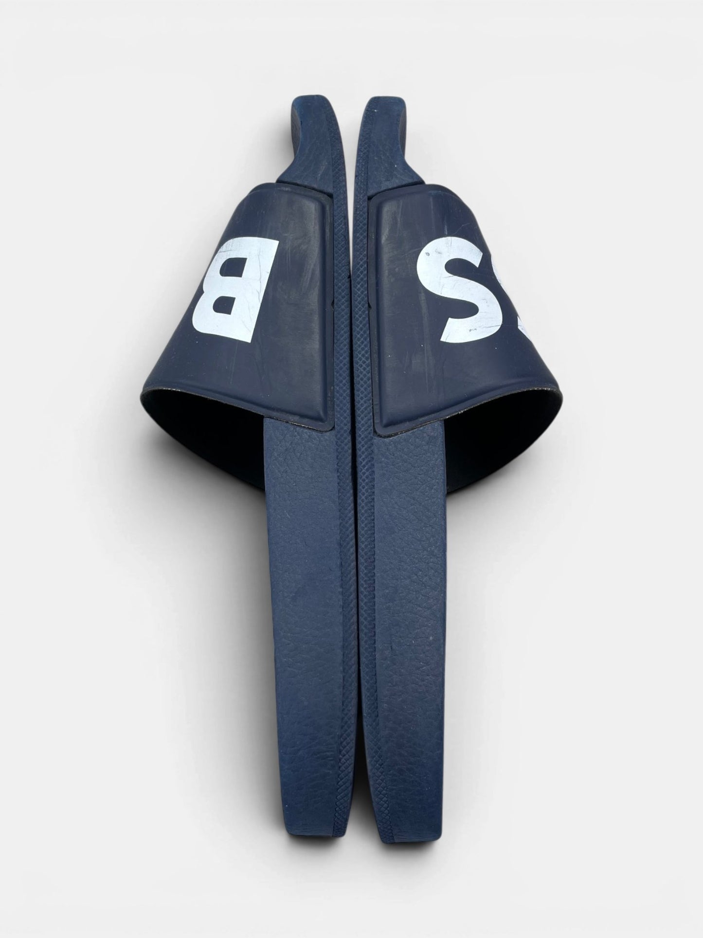 Hugo Boss Boss Slippers — buty sportowe męskie w bardzo dobrym stanie rozmiar 42, widok z góry na zewnętrzną stronę butów