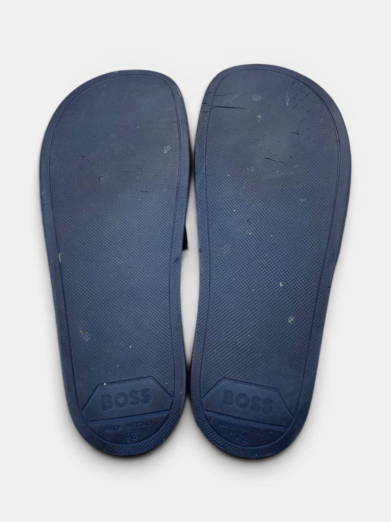 Hugo Boss Boss Slippers — buty sportowe męskie w bardzo dobrym stanie rozmiar 42, zewnętrzny panel lewego buta