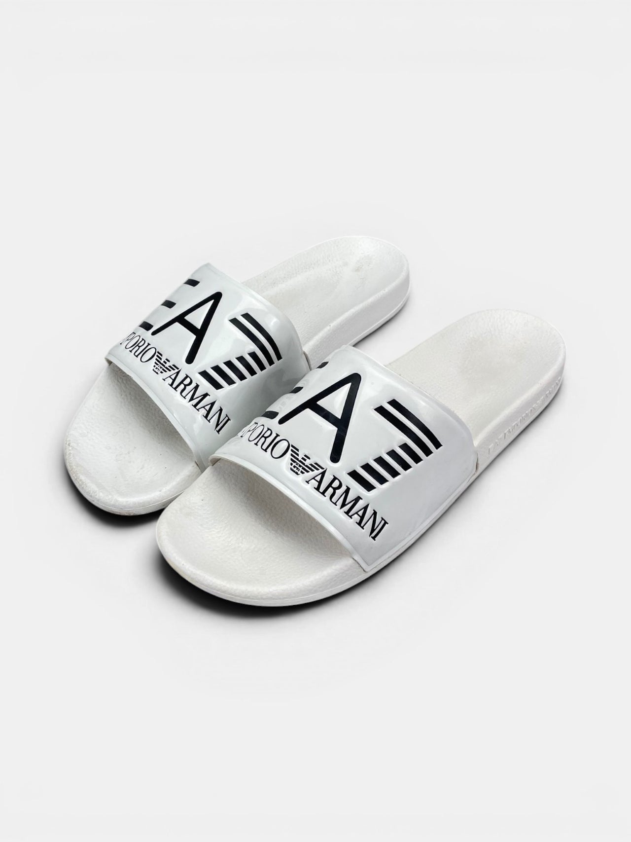 Emporio Armani Slippers — buty sportowe męskie w bardzo dobrym stanie rozmiar 44, widok z boku