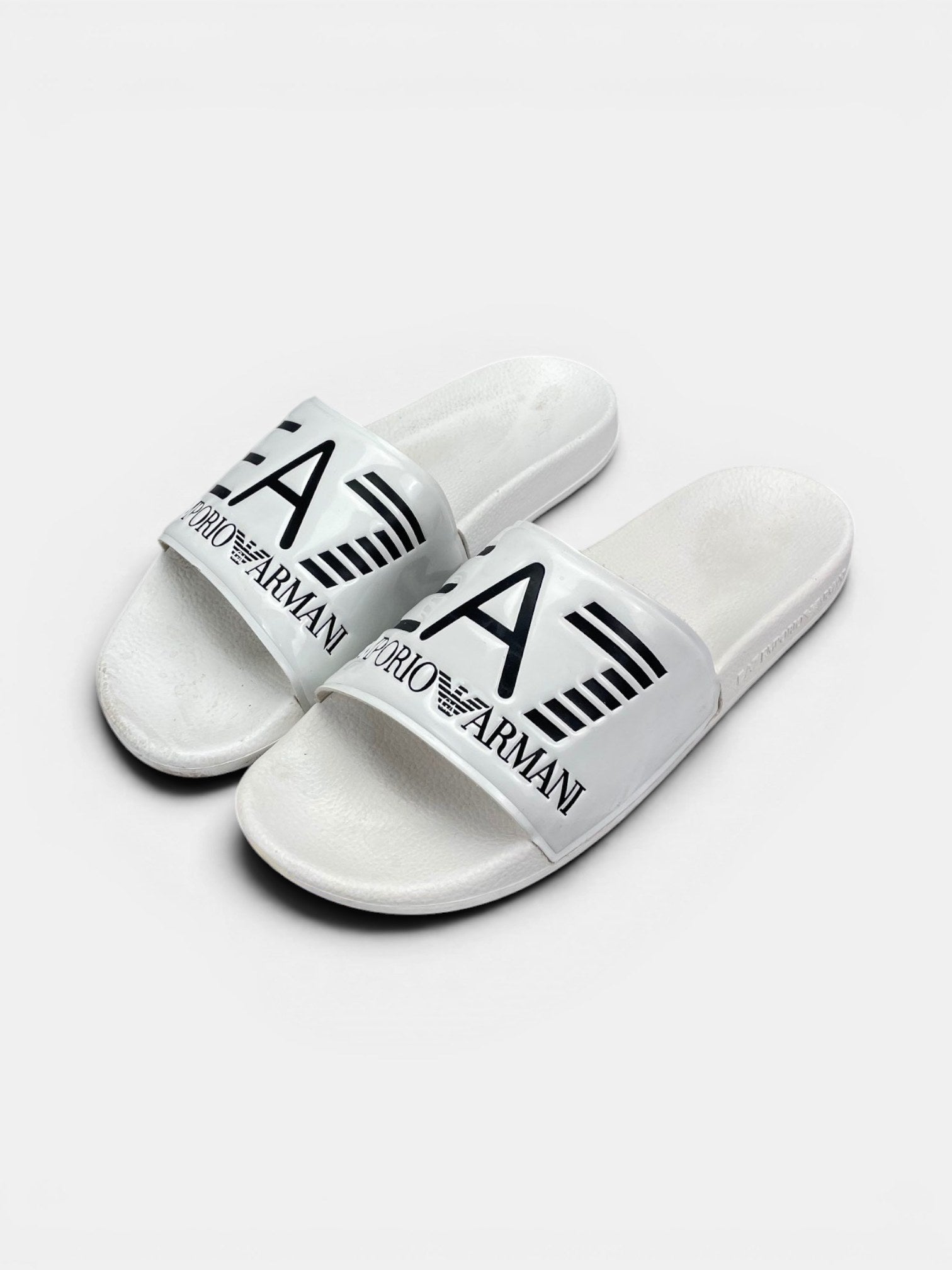 Emporio Armani Slippers — buty sportowe męskie w bardzo dobrym stanie rozmiar 44, widok z boku