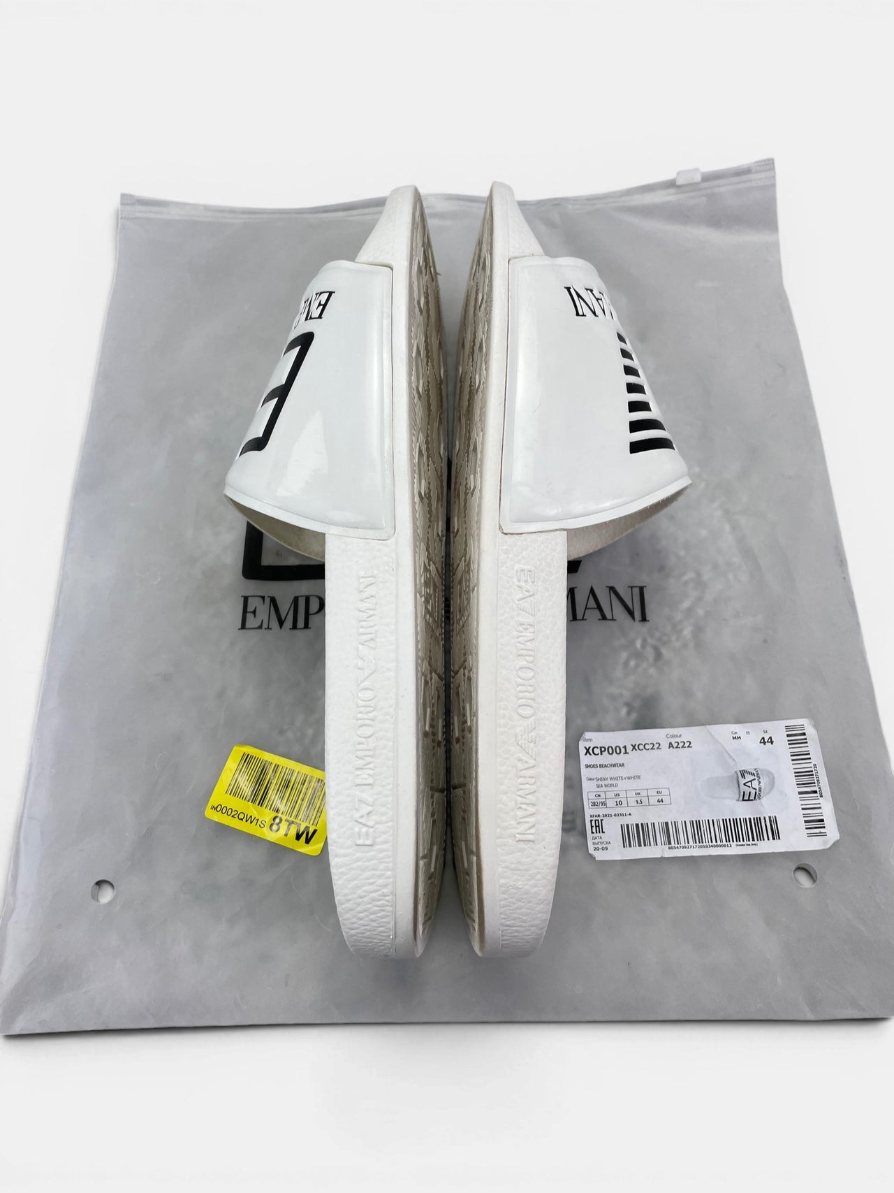 Emporio Armani Slippers — buty sportowe męskie w bardzo dobrym stanie rozmiar 44, boczny profil