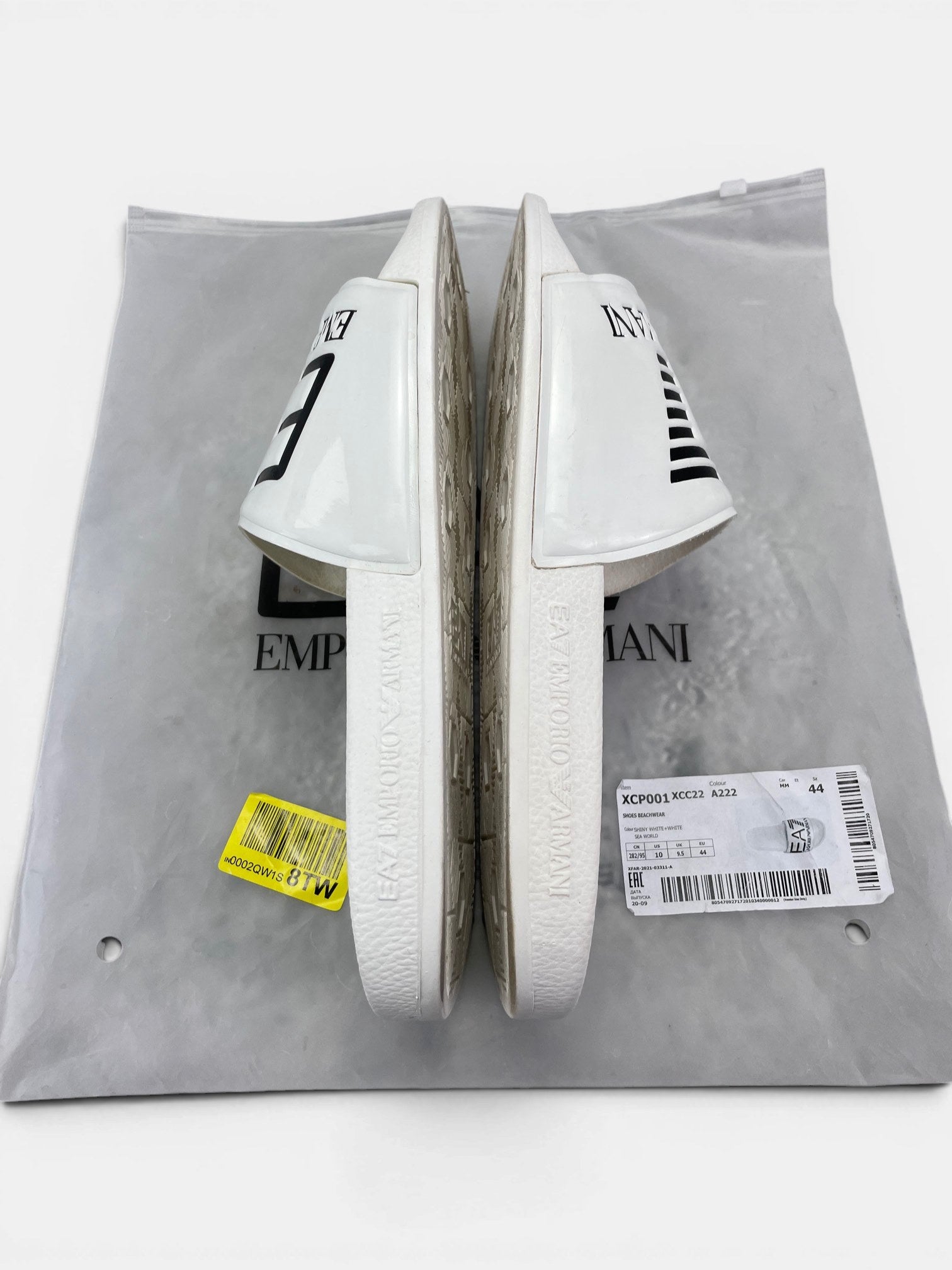 Emporio Armani Slippers — buty sportowe męskie w bardzo dobrym stanie rozmiar 44, boczny profil