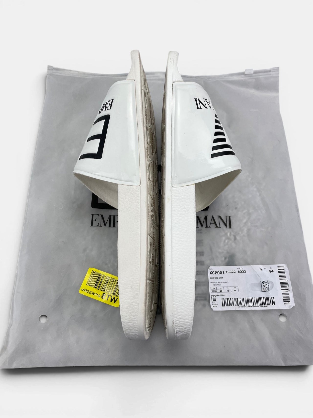 Emporio Armani Slippers — buty sportowe męskie w bardzo dobrym stanie rozmiar 44, widok z góry na zewnętrzną stronę butów