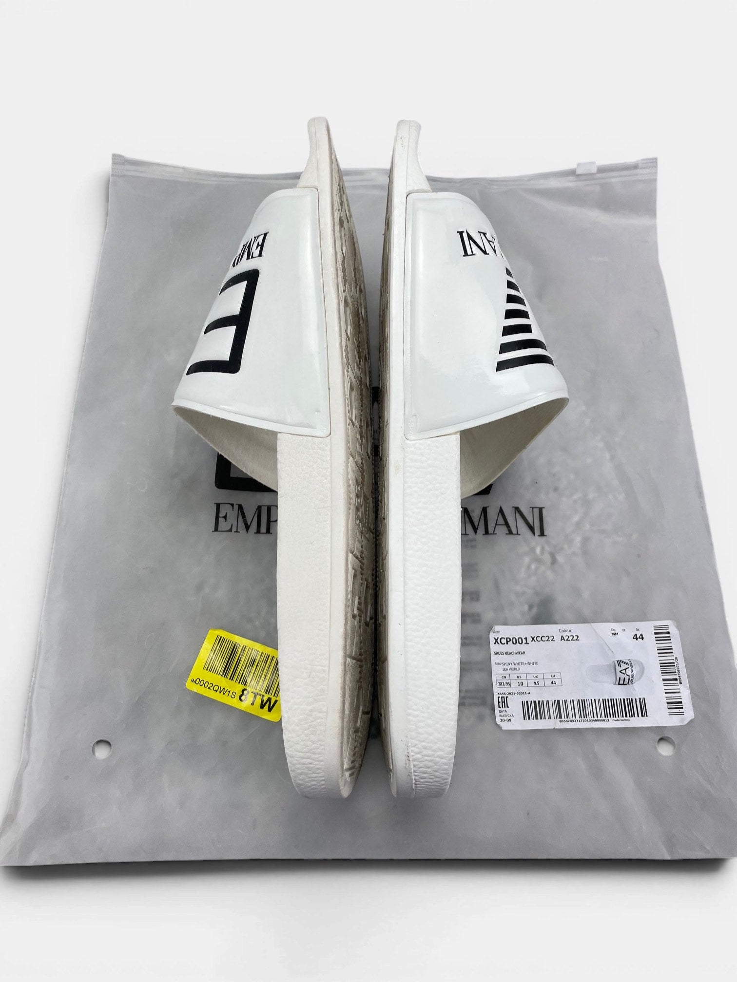 Emporio Armani Slippers — buty sportowe męskie w bardzo dobrym stanie rozmiar 44, widok z góry na zewnętrzną stronę butów
