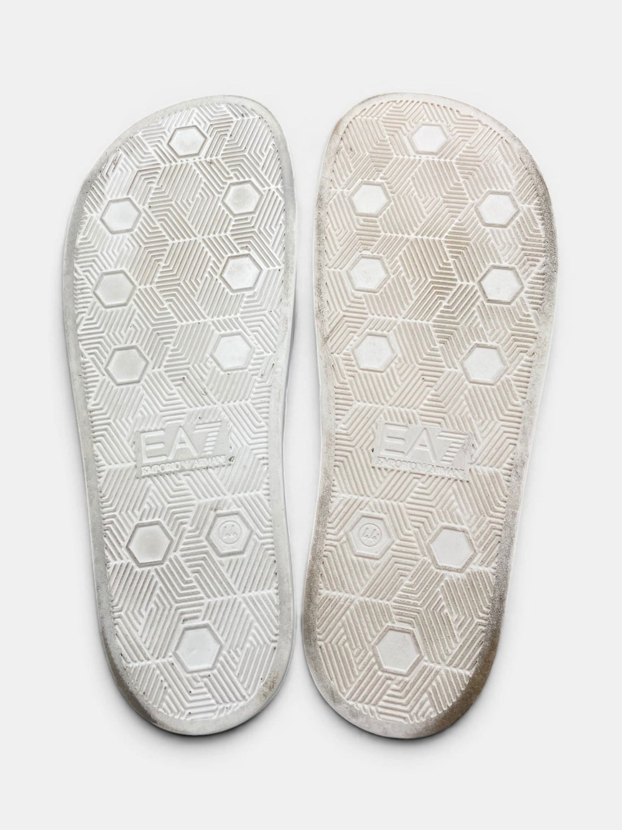 Emporio Armani Slippers — buty sportowe męskie w bardzo dobrym stanie rozmiar 44, zewnętrzny panel lewego buta