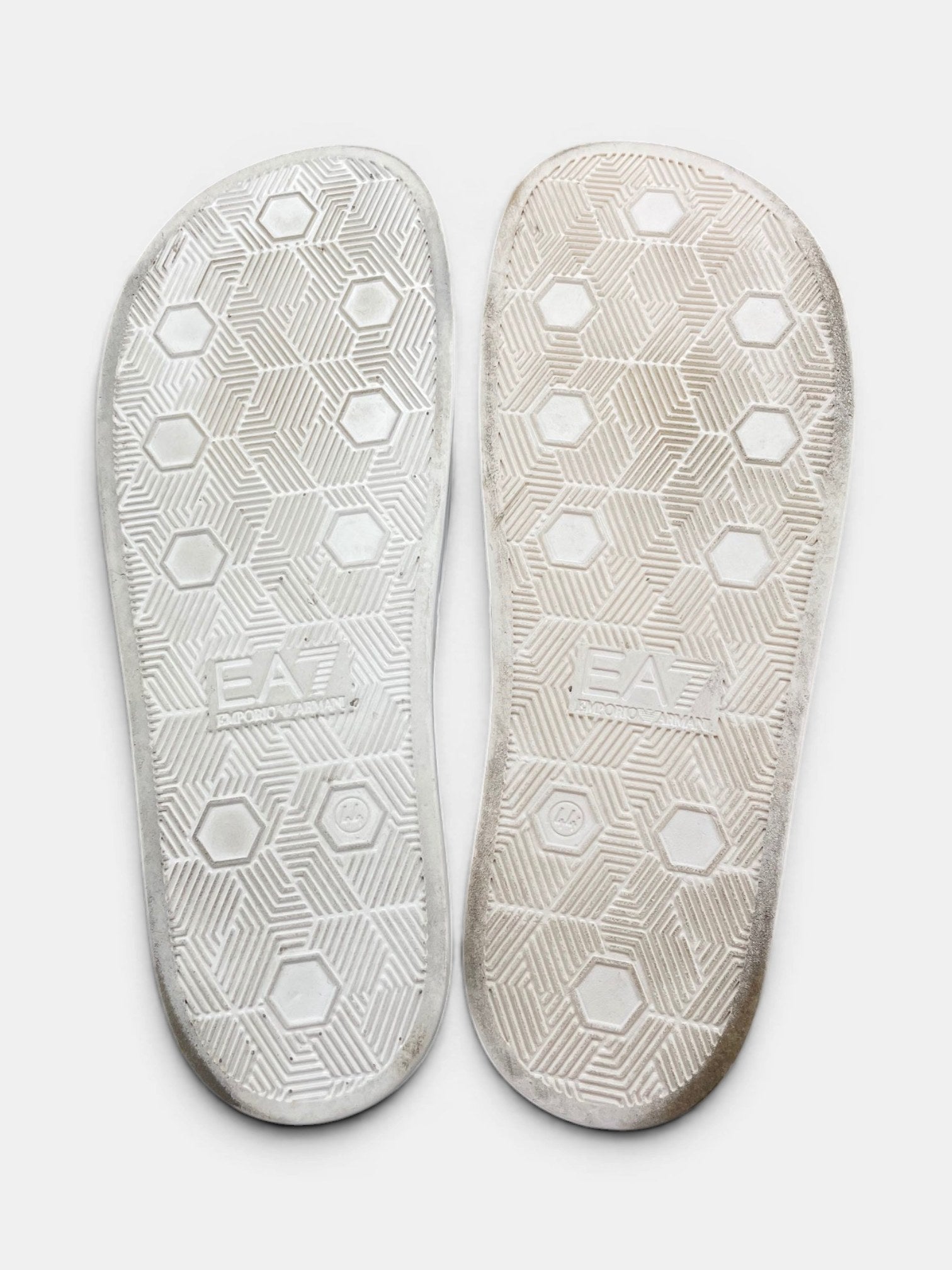 Emporio Armani Slippers — buty sportowe męskie w bardzo dobrym stanie rozmiar 44, zewnętrzny panel lewego buta