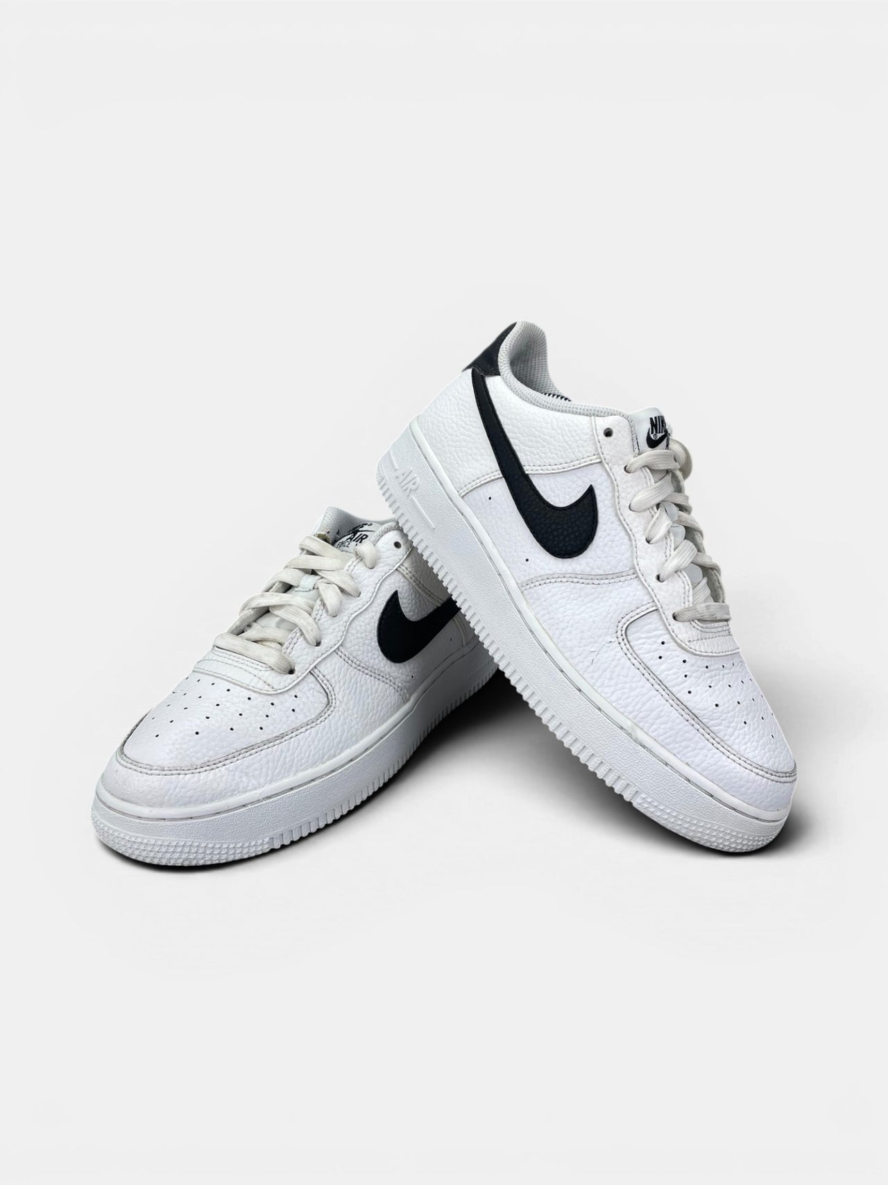 Nike Air Force 1 Low '07 White Black — buty sportowe damskie w bardzo dobrym stanie rozmiar 39, boczny profil