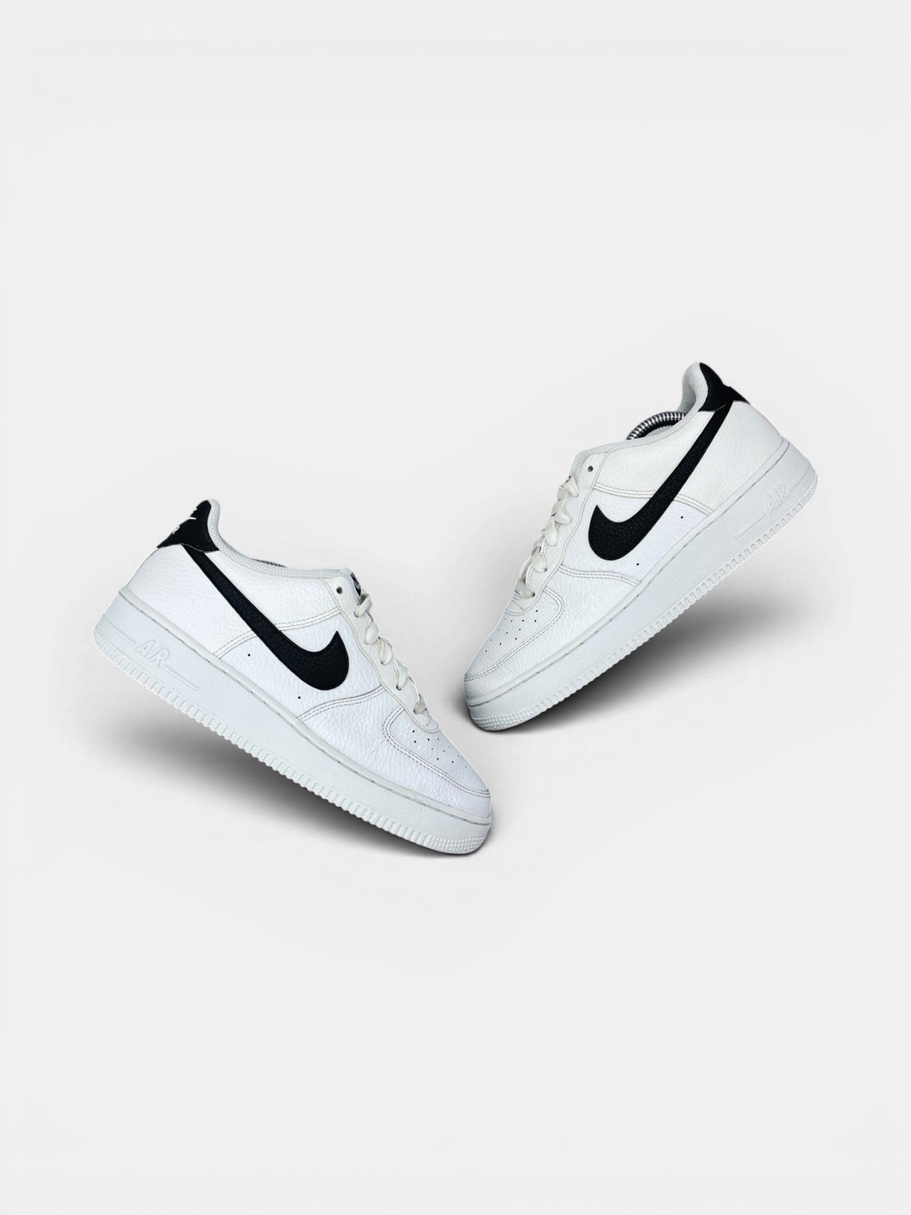 Nike Air Force 1 Low '07 White Black — buty sportowe damskie w bardzo dobrym stanie rozmiar 39, widok z góry na zewnętrzną stronę butów