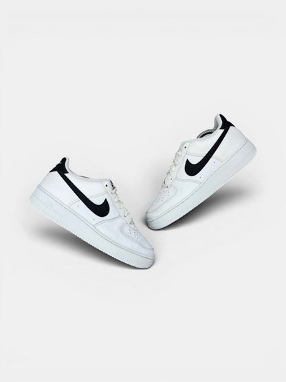 Nike Air Force 1 Low '07 White Black — buty sportowe damskie w bardzo dobrym stanie rozmiar 39, widok z góry na zewnętrzną stronę butów