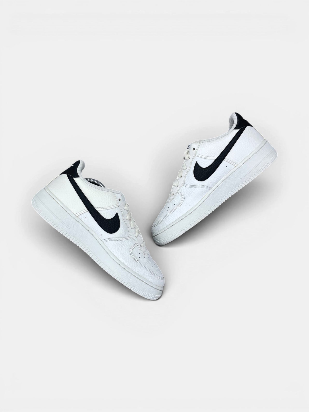Nike Air Force 1 Low '07 White Black — buty sportowe damskie w bardzo dobrym stanie rozmiar 39, zewnętrzny panel prawego buta