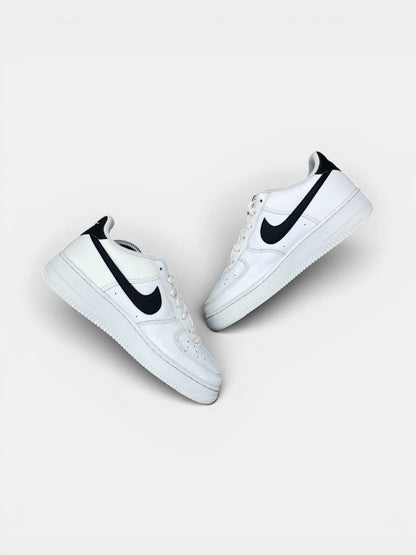 Nike Air Force 1 Low '07 White Black — buty sportowe damskie w bardzo dobrym stanie rozmiar 39, zewnętrzny panel prawego buta