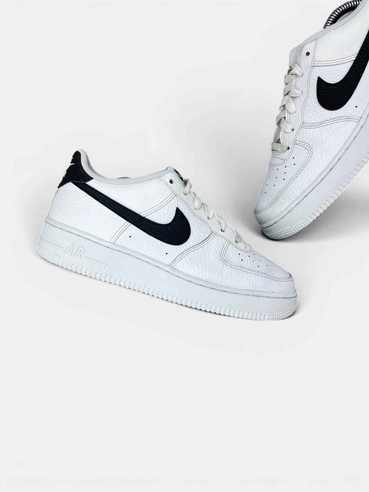 Nike Air Force 1 Low '07 White Black — buty sportowe damskie w bardzo dobrym stanie rozmiar 39, zewnętrzny panel lewego buta