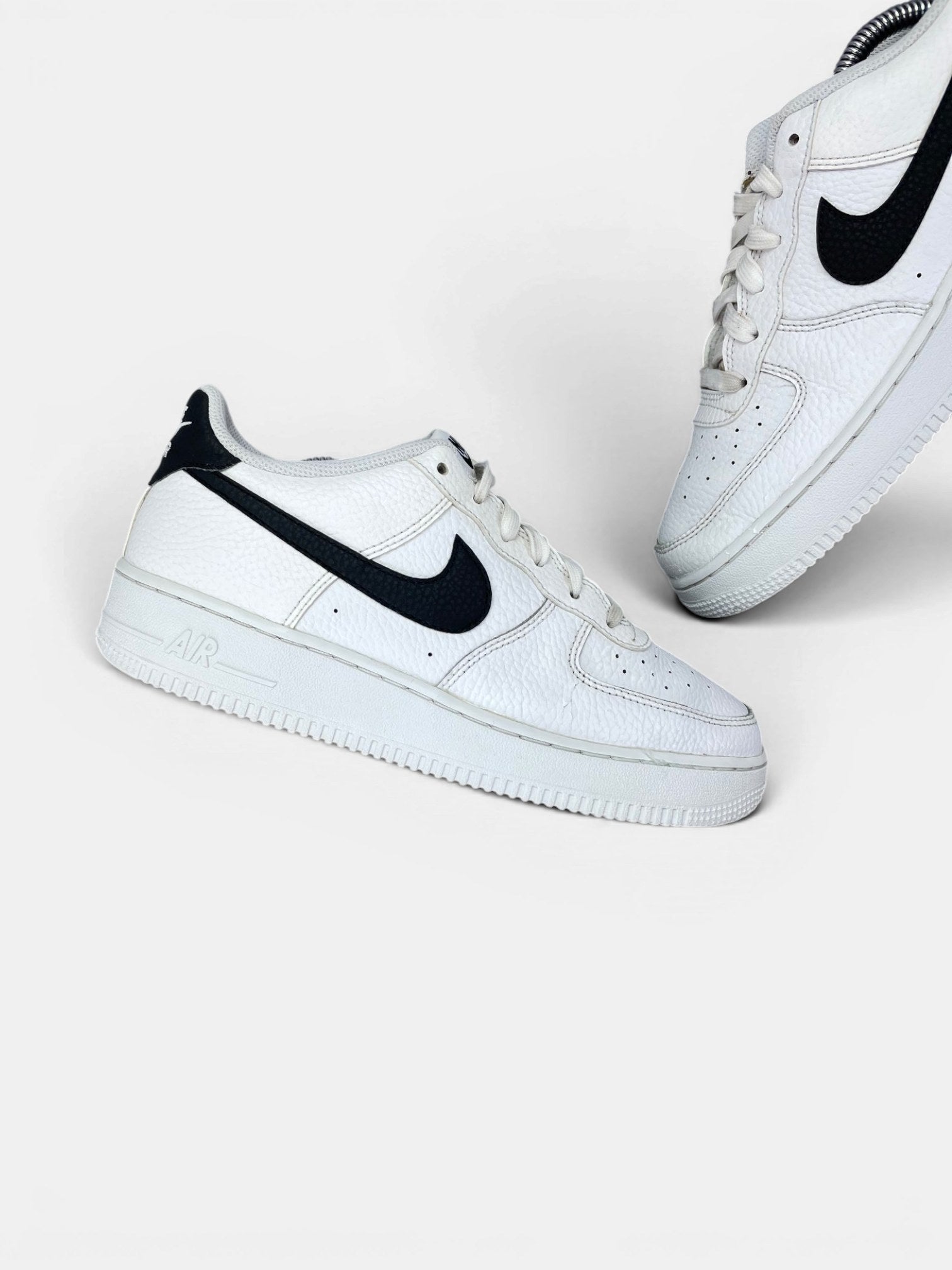 Nike Air Force 1 Low '07 White Black — buty sportowe damskie w bardzo dobrym stanie rozmiar 39, zewnętrzny panel lewego buta