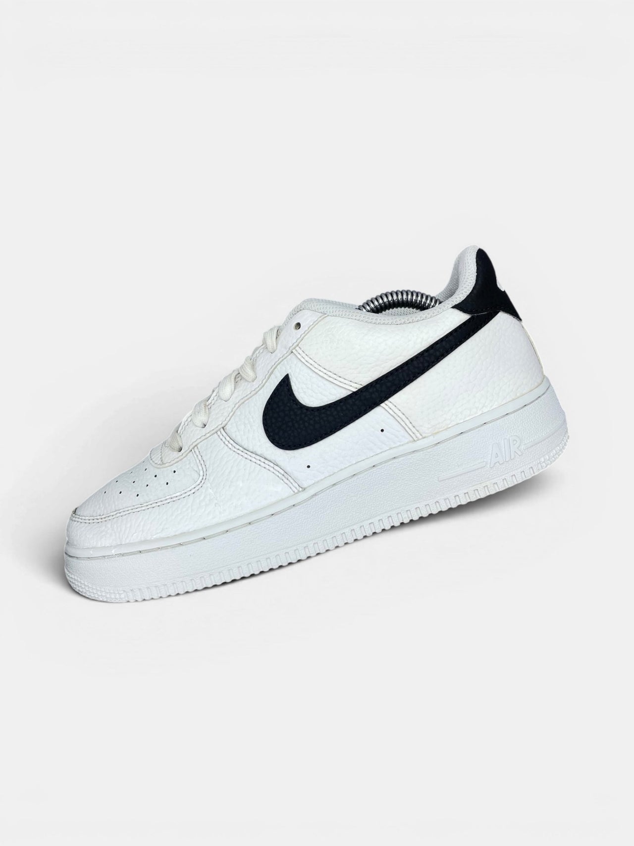 Nike Air Force 1 Low '07 White Black — buty sportowe damskie w bardzo dobrym stanie rozmiar 39, widok z góry na wewnętrzną stronę butów
