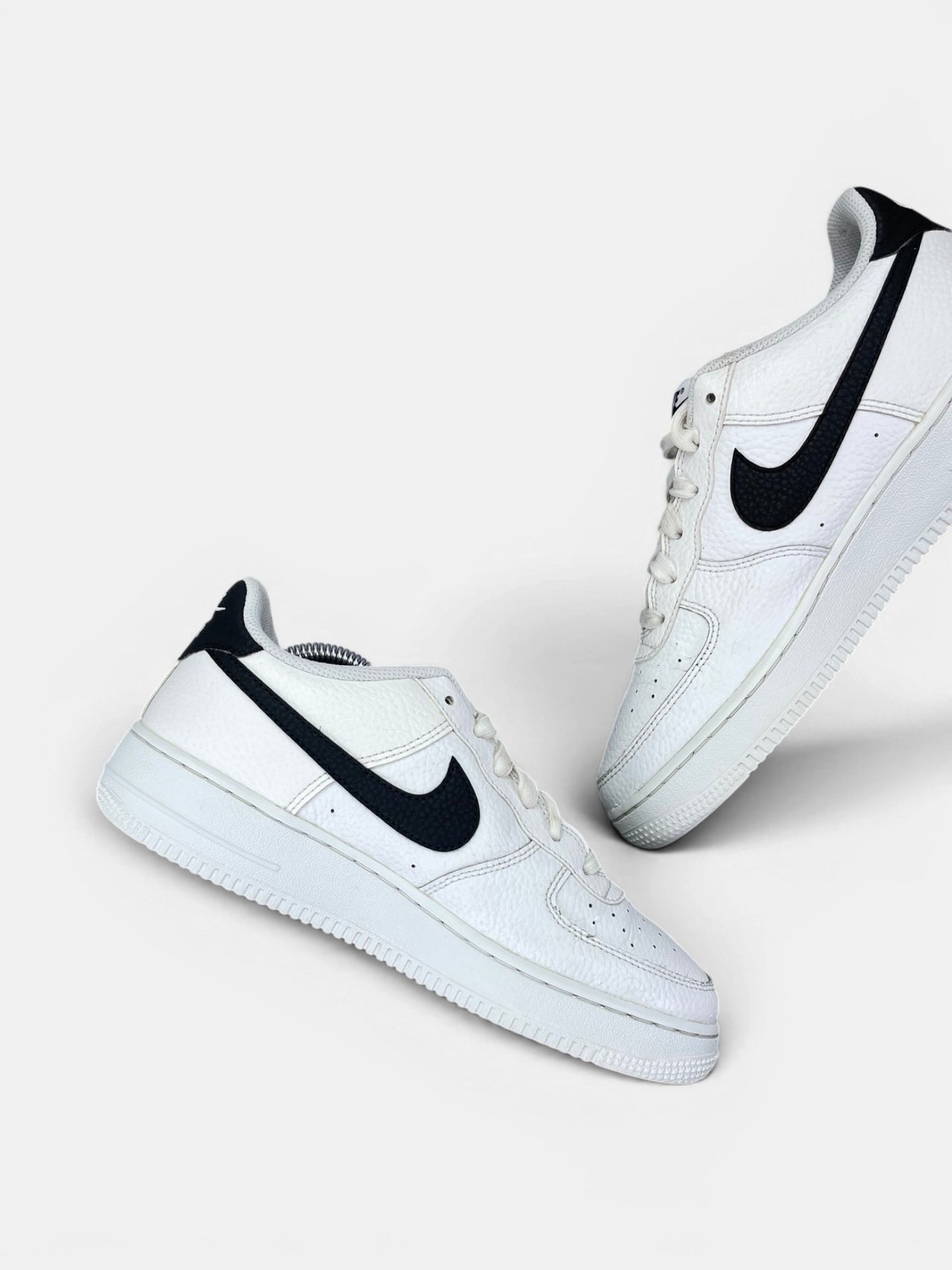Nike Air Force 1 Low '07 White Black — buty sportowe damskie w bardzo dobrym stanie rozmiar 39, wewnętrzny panel lewego buta