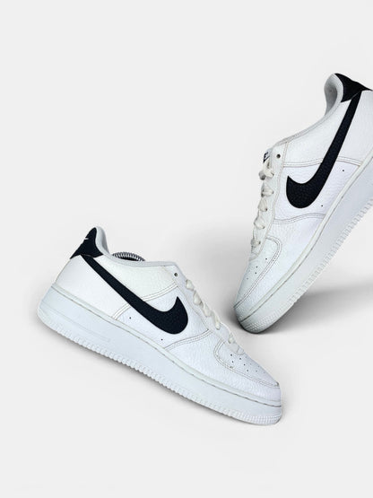Nike Air Force 1 Low '07 White Black — buty sportowe damskie w bardzo dobrym stanie rozmiar 39, wewnętrzny panel lewego buta