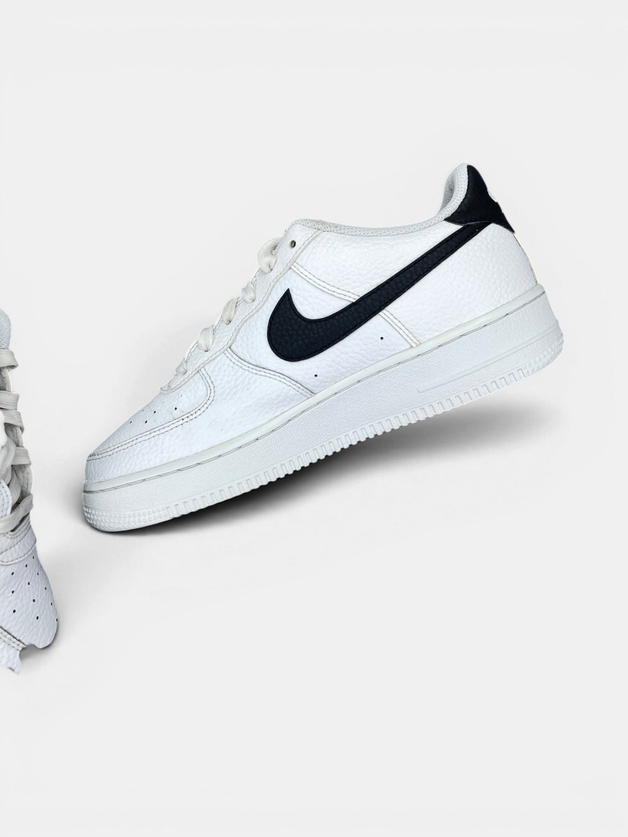 Nike Air Force 1 Low '07 White Black — buty sportowe damskie w bardzo dobrym stanie rozmiar 39, wewnętrzny panel prawego buta