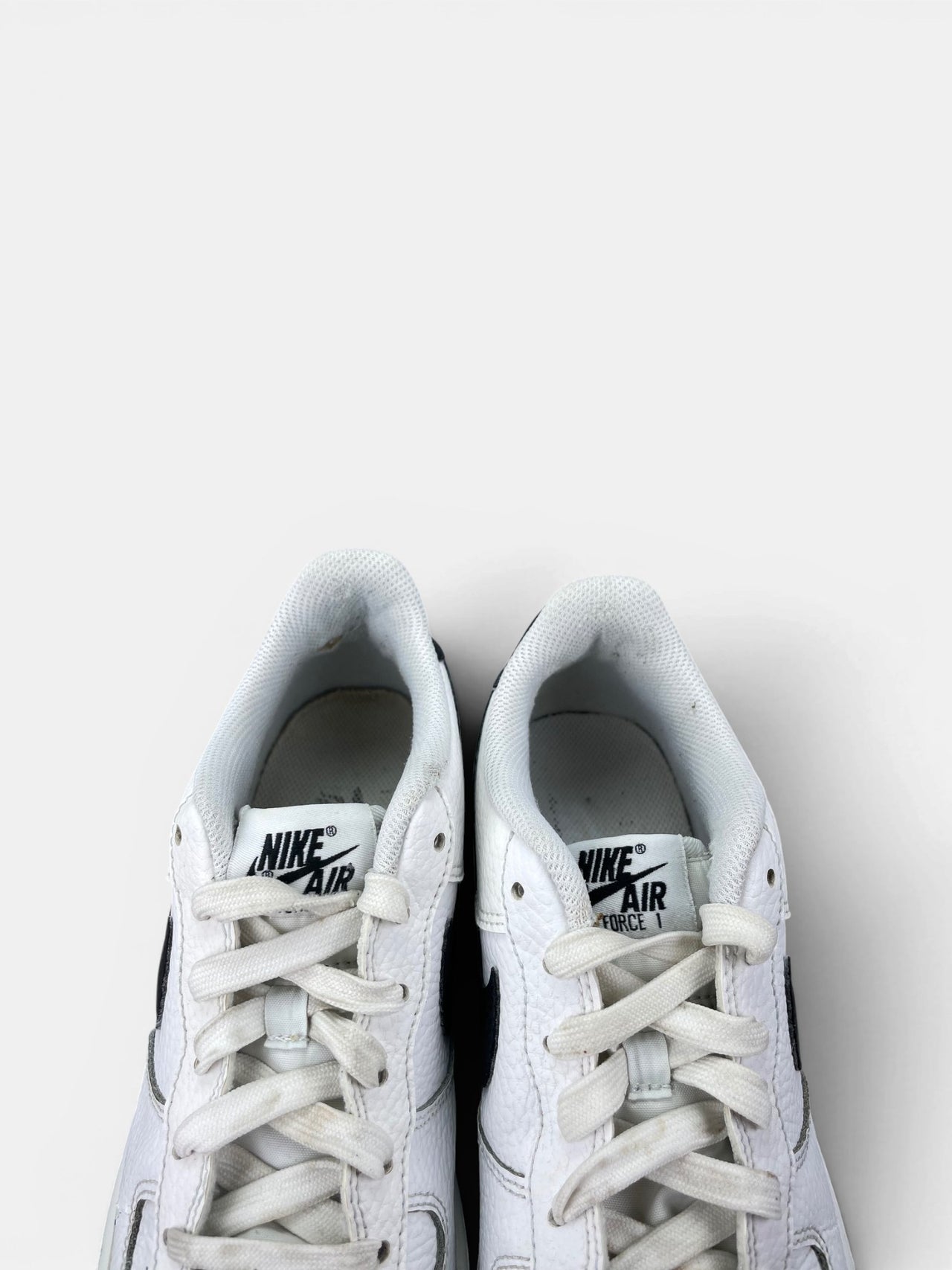 Nike Air Force 1 Low '07 White Black — buty sportowe damskie w bardzo dobrym stanie rozmiar 39, zapiętki butów