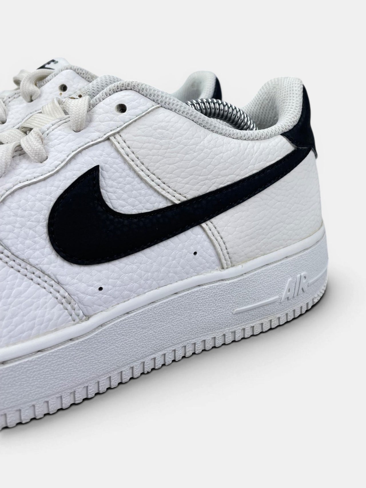 Nike Air Force 1 Low '07 White Black — buty sportowe damskie w bardzo dobrym stanie rozmiar 39, opcjonalne zdjęcie 1