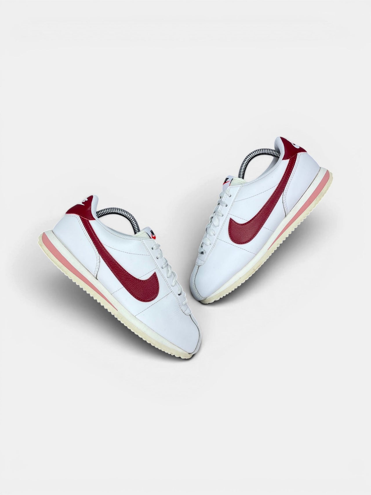 Nike Cortez Cedar — buty sportowe damskie w bardzo dobrym stanie rozmiar 38.5, widok z góry na zewnętrzną stronę butów