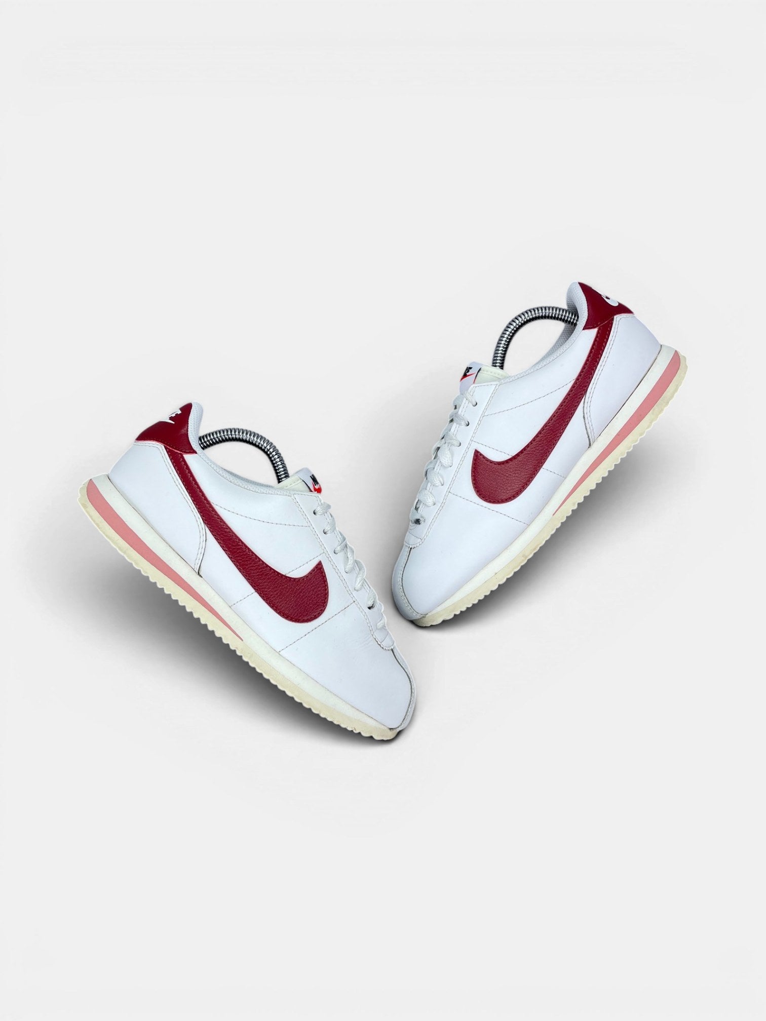 Nike Cortez Cedar — buty sportowe damskie w bardzo dobrym stanie rozmiar 38.5, widok z góry na zewnętrzną stronę butów