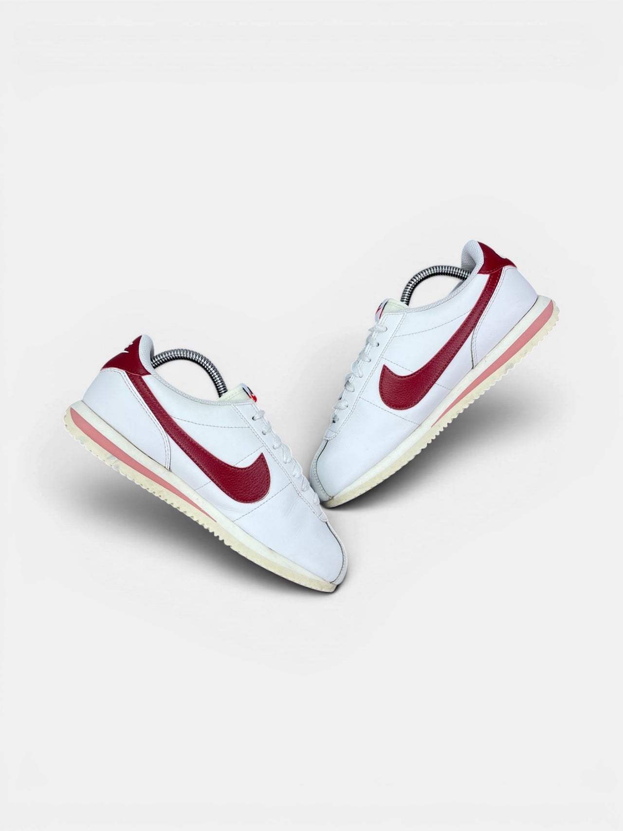 Nike Cortez Cedar — buty sportowe damskie w bardzo dobrym stanie rozmiar 38.5, zewnętrzny panel prawego buta