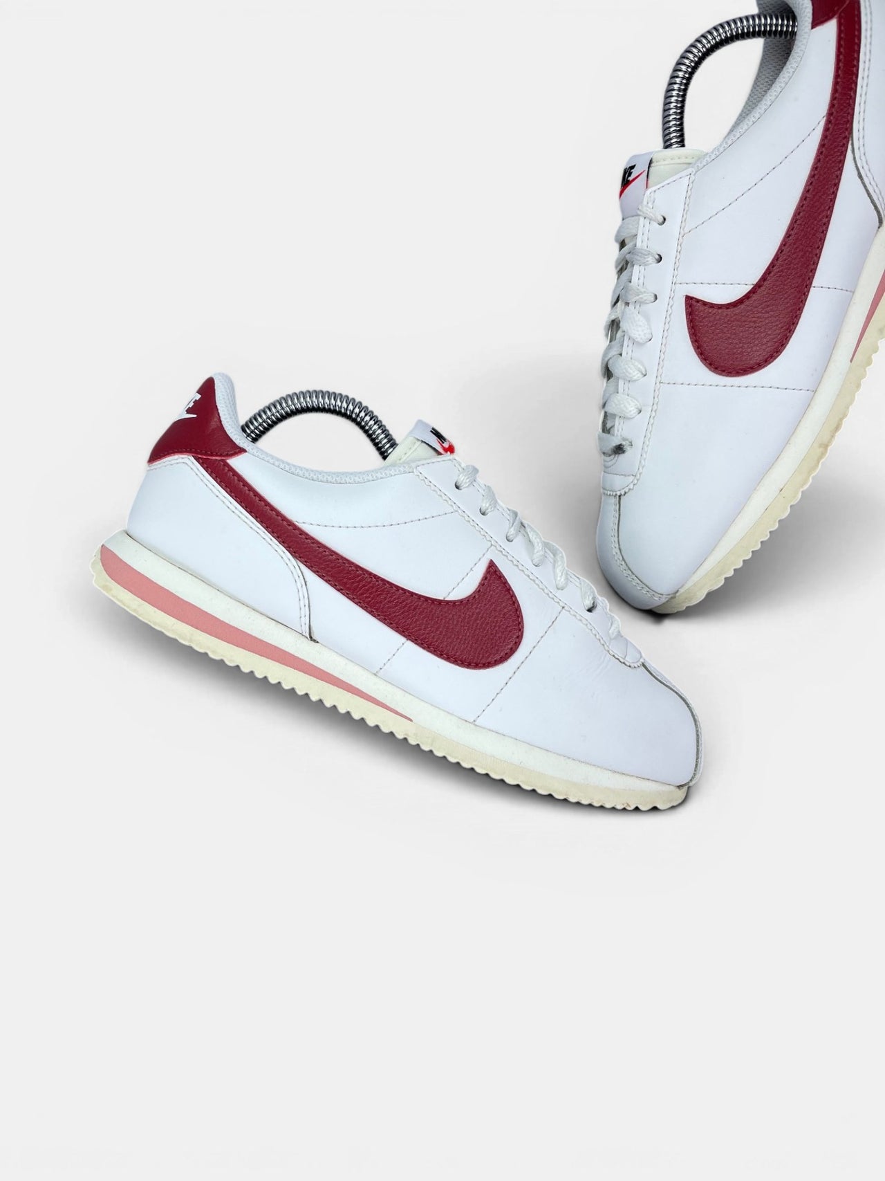 Nike Cortez Cedar — buty sportowe damskie w bardzo dobrym stanie rozmiar 38.5, zewnętrzny panel lewego buta
