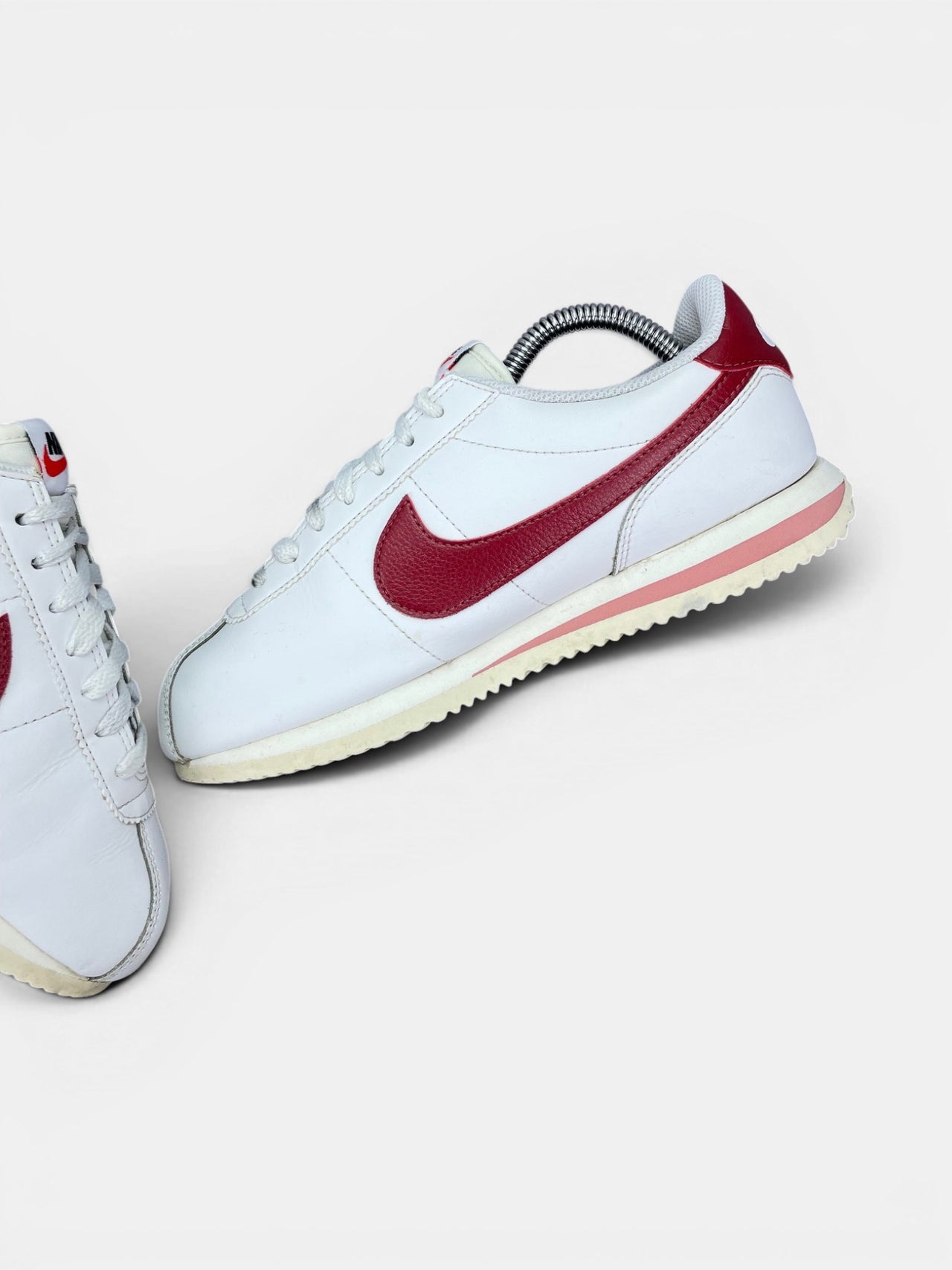 Nike Cortez Cedar — buty sportowe damskie w bardzo dobrym stanie rozmiar 38.5, wewnętrzny panel prawego buta