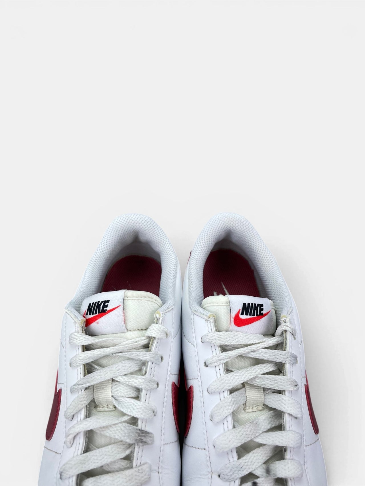 Nike Cortez Cedar — buty sportowe damskie w bardzo dobrym stanie rozmiar 38.5, zapiętki butów