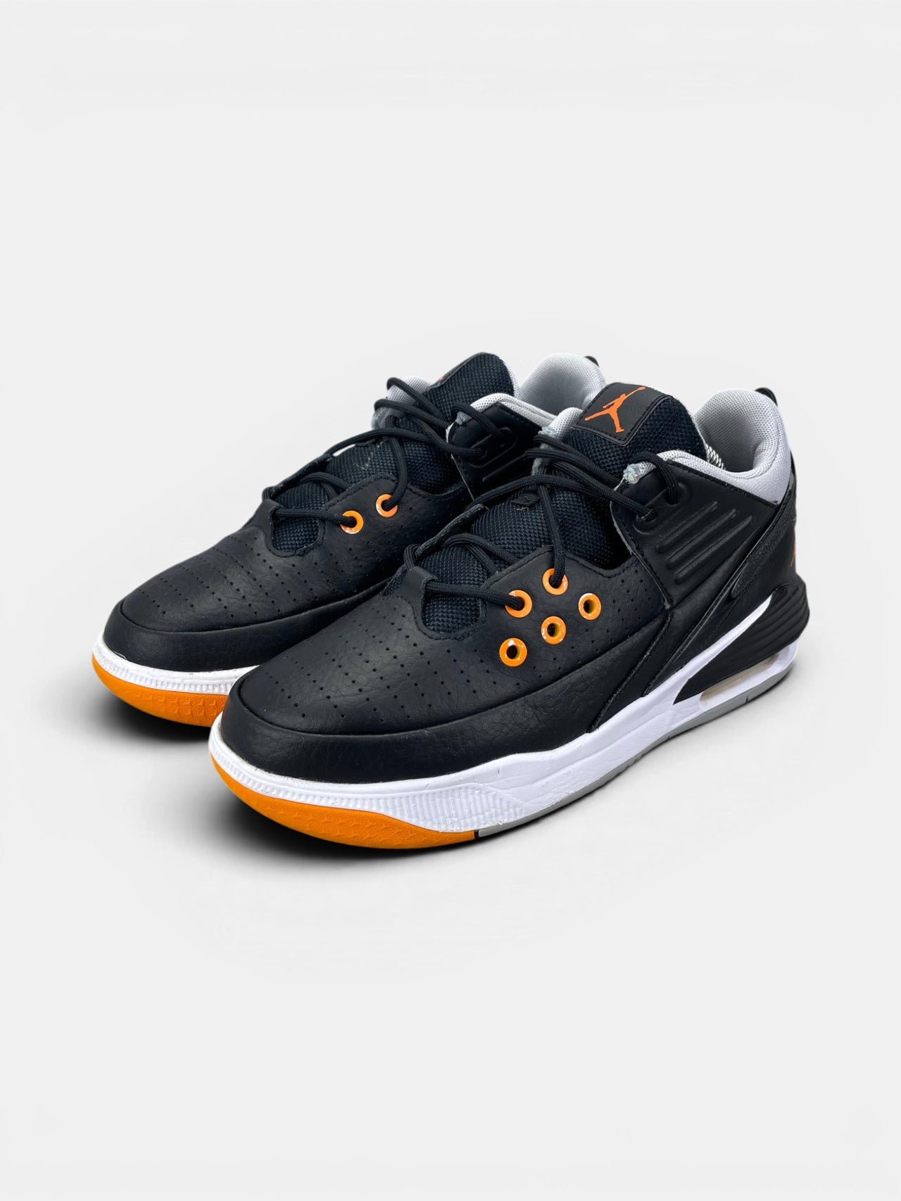Nike Air Jordan Max Aura 5 — buty sportowe damskie w bardzo dobrym stanie rozmiar 38, widok z boku