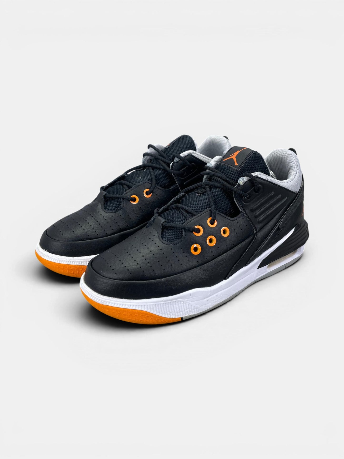 Nike Air Jordan Max Aura 5 — buty sportowe damskie w bardzo dobrym stanie rozmiar 38, widok z boku