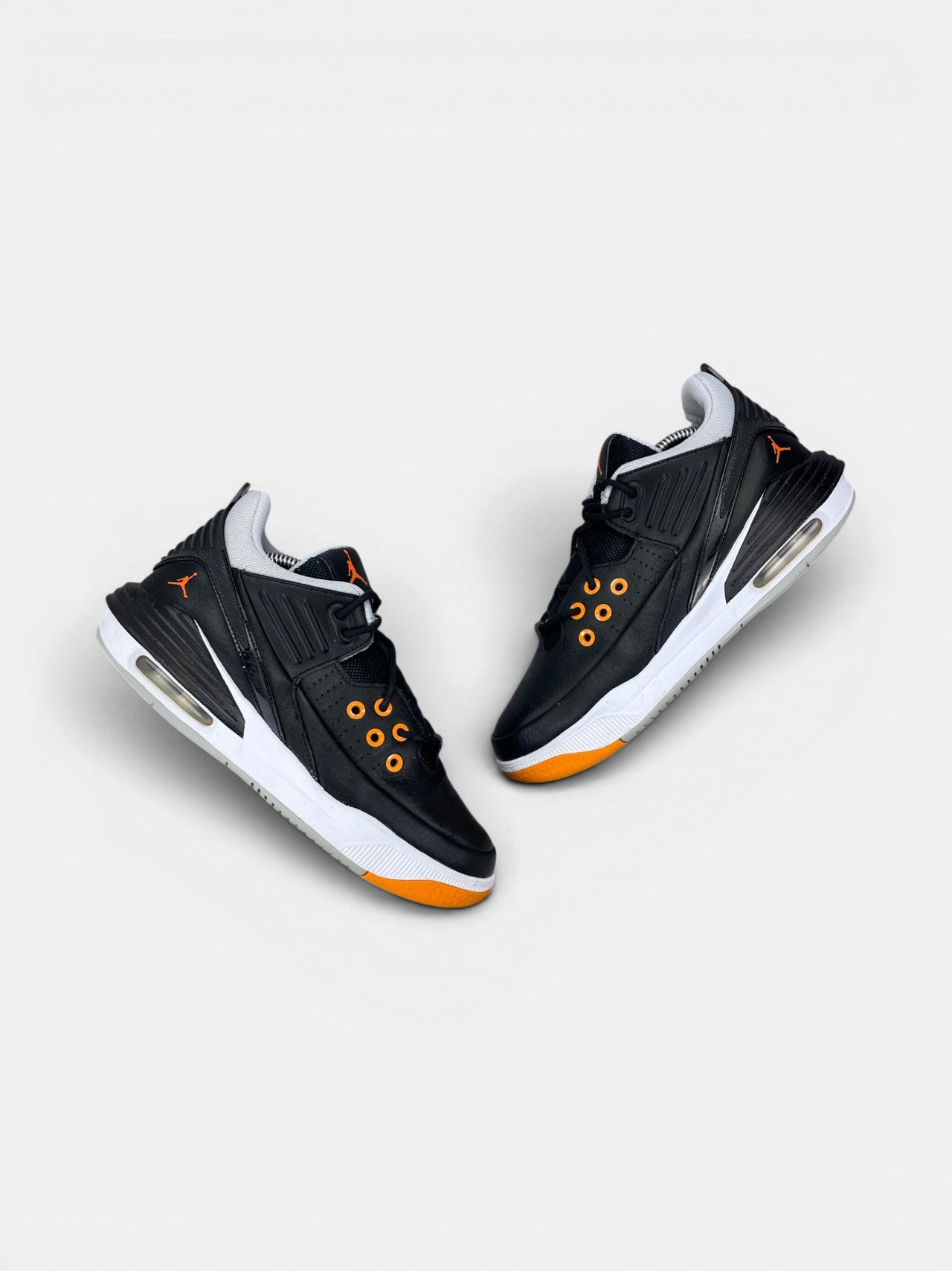 Nike Air Jordan Max Aura 5 — buty sportowe damskie w bardzo dobrym stanie rozmiar 38, widok z góry na zewnętrzną stronę butów