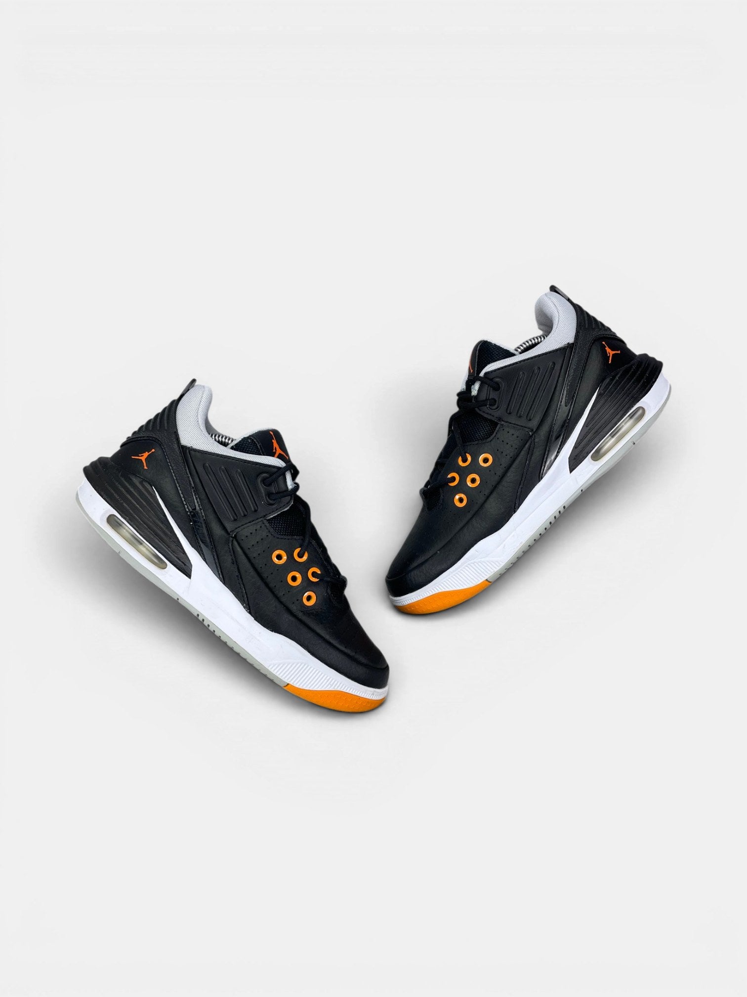 Nike Air Jordan Max Aura 5 — buty sportowe damskie w bardzo dobrym stanie rozmiar 38, widok z góry na zewnętrzną stronę butów