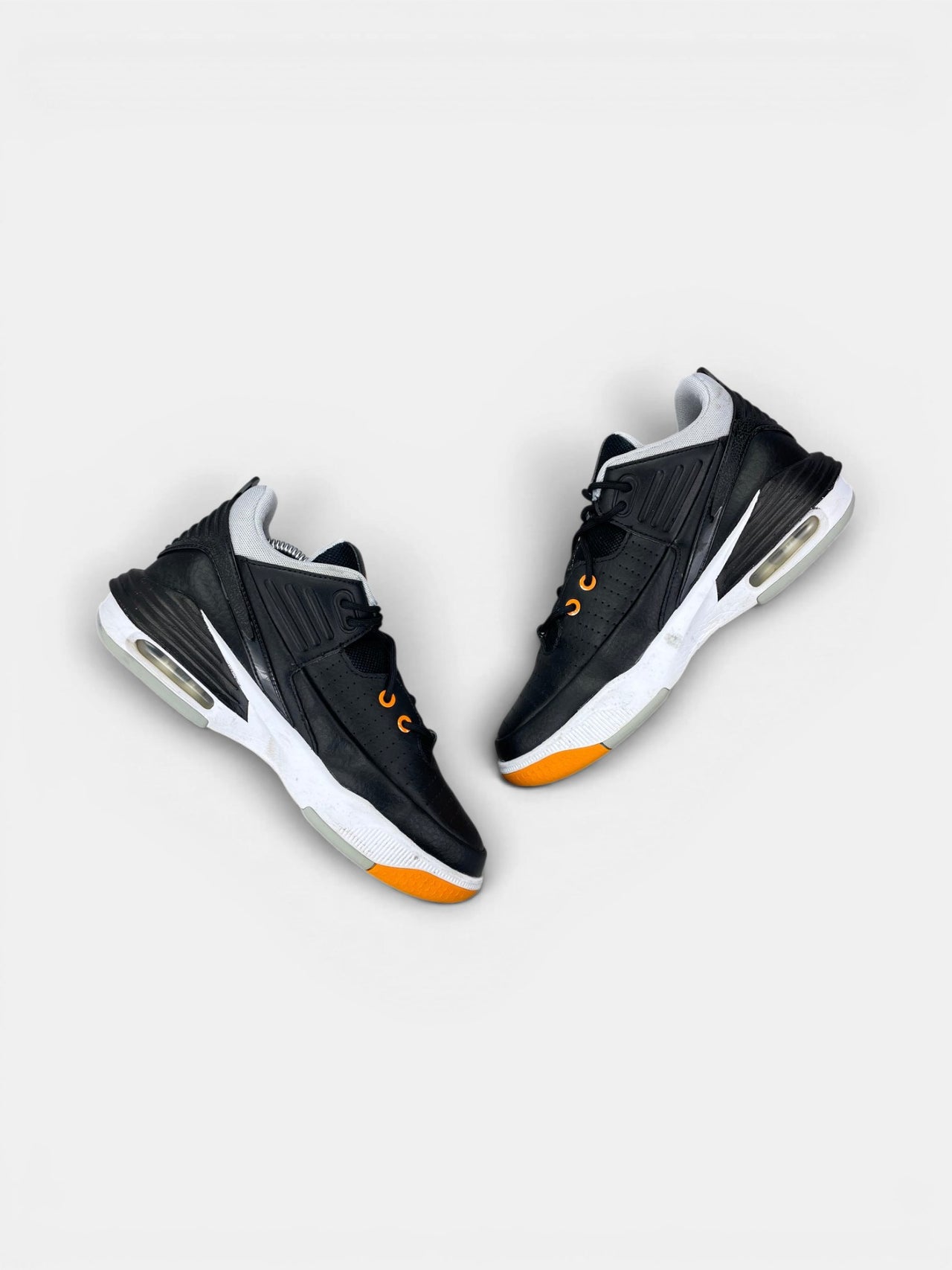 Nike Air Jordan Max Aura 5 — buty sportowe damskie w bardzo dobrym stanie rozmiar 38, zewnętrzny panel prawego buta