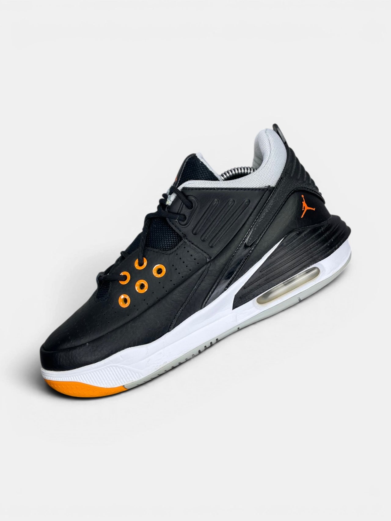 Nike Air Jordan Max Aura 5 — buty sportowe damskie w bardzo dobrym stanie rozmiar 38, zewnętrzny panel lewego buta