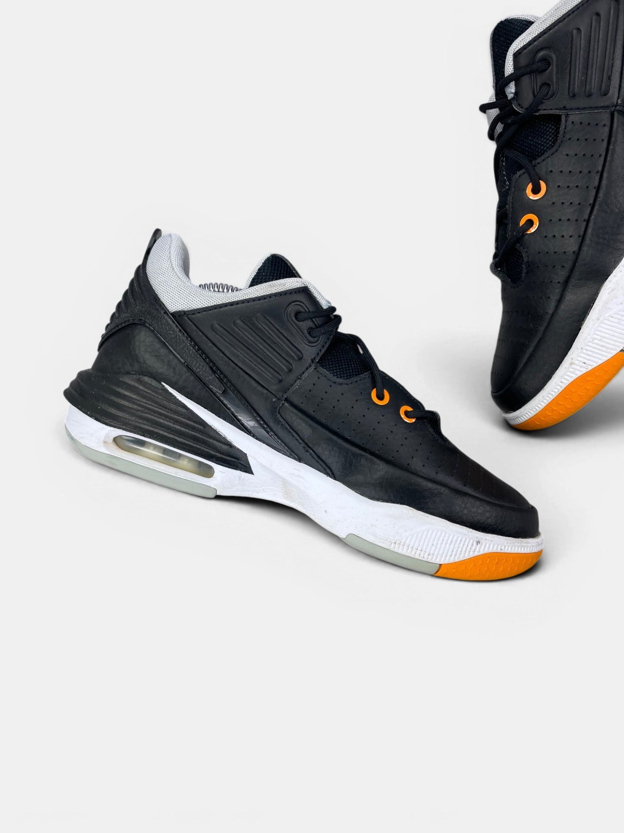 Nike Air Jordan Max Aura 5 — buty sportowe damskie w bardzo dobrym stanie rozmiar 38, widok z góry na wewnętrzną stronę butów