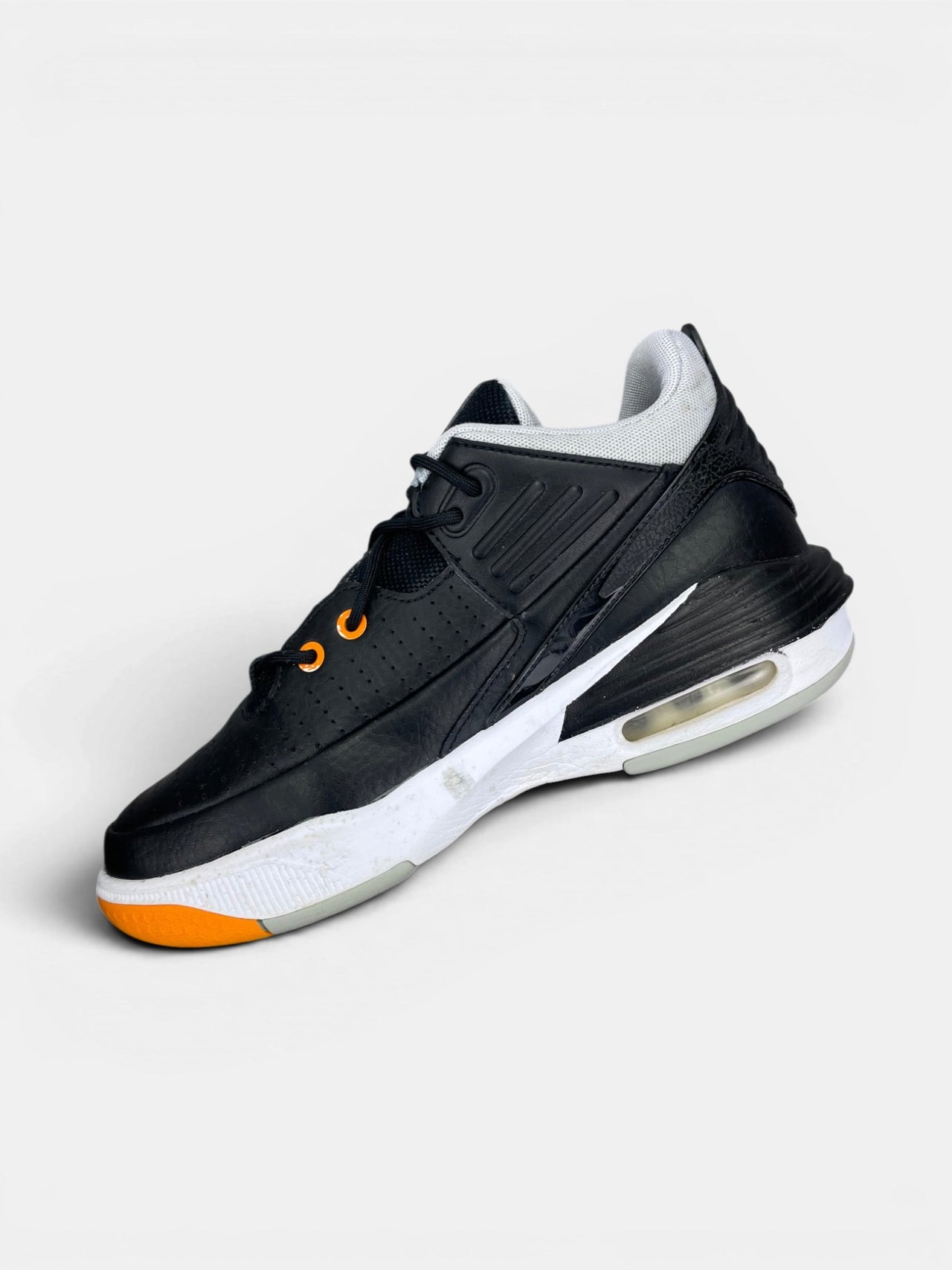 Nike Air Jordan Max Aura 5 — buty sportowe damskie w bardzo dobrym stanie rozmiar 38, wewnętrzny panel lewego buta