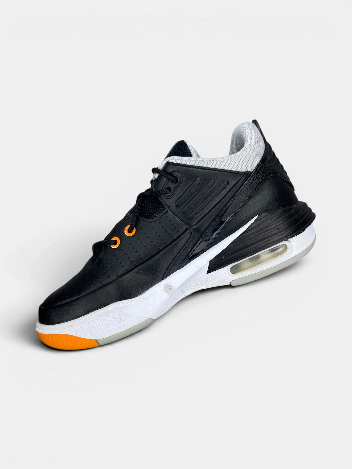 Nike Air Jordan Max Aura 5 — buty sportowe damskie w bardzo dobrym stanie rozmiar 38, wewnętrzny panel lewego buta
