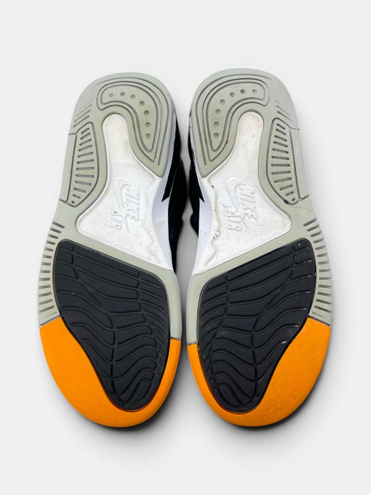 Nike Air Jordan Max Aura 5 — buty sportowe damskie w bardzo dobrym stanie rozmiar 38, widok z tyłu