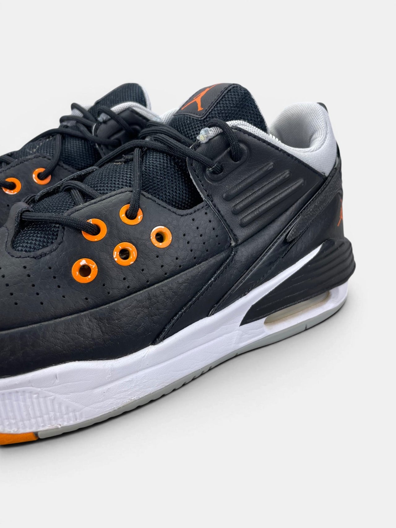 Nike Air Jordan Max Aura 5 — buty sportowe damskie w bardzo dobrym stanie rozmiar 38, zapiętki butów