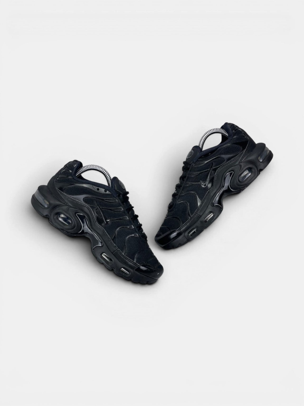Nike Air Max Plus (TN) Triple Black — buty sportowe damskie w bardzo dobrym stanie rozmiar 36, widok z góry na zewnętrzną stronę butów