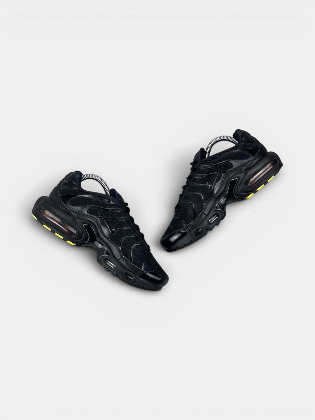 Nike Air Max Plus (TN) Triple Black — buty sportowe damskie w bardzo dobrym stanie rozmiar 36, zewnętrzny panel prawego buta