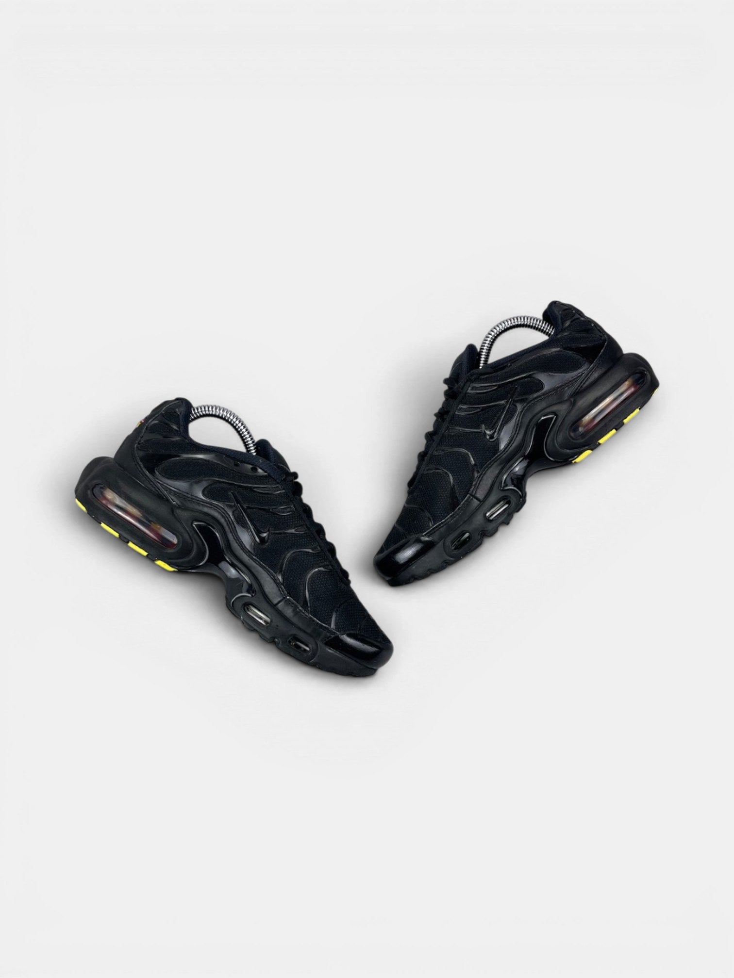 Nike Air Max Plus (TN) Triple Black — buty sportowe damskie w bardzo dobrym stanie rozmiar 36, zewnętrzny panel prawego buta